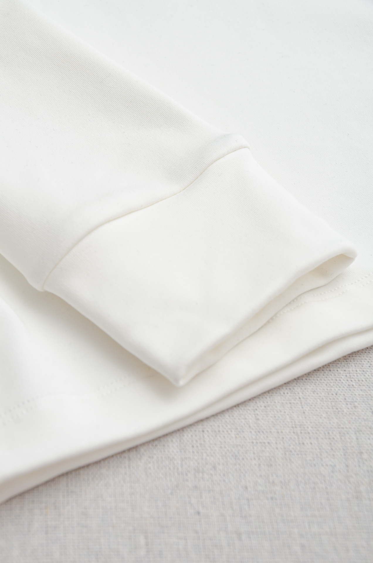 BC 25FW秋冬新款 立体刺绣男士长袖T恤衫#把重心都放在了面料上，表面清晰可见的细格肌理，足以凸显出