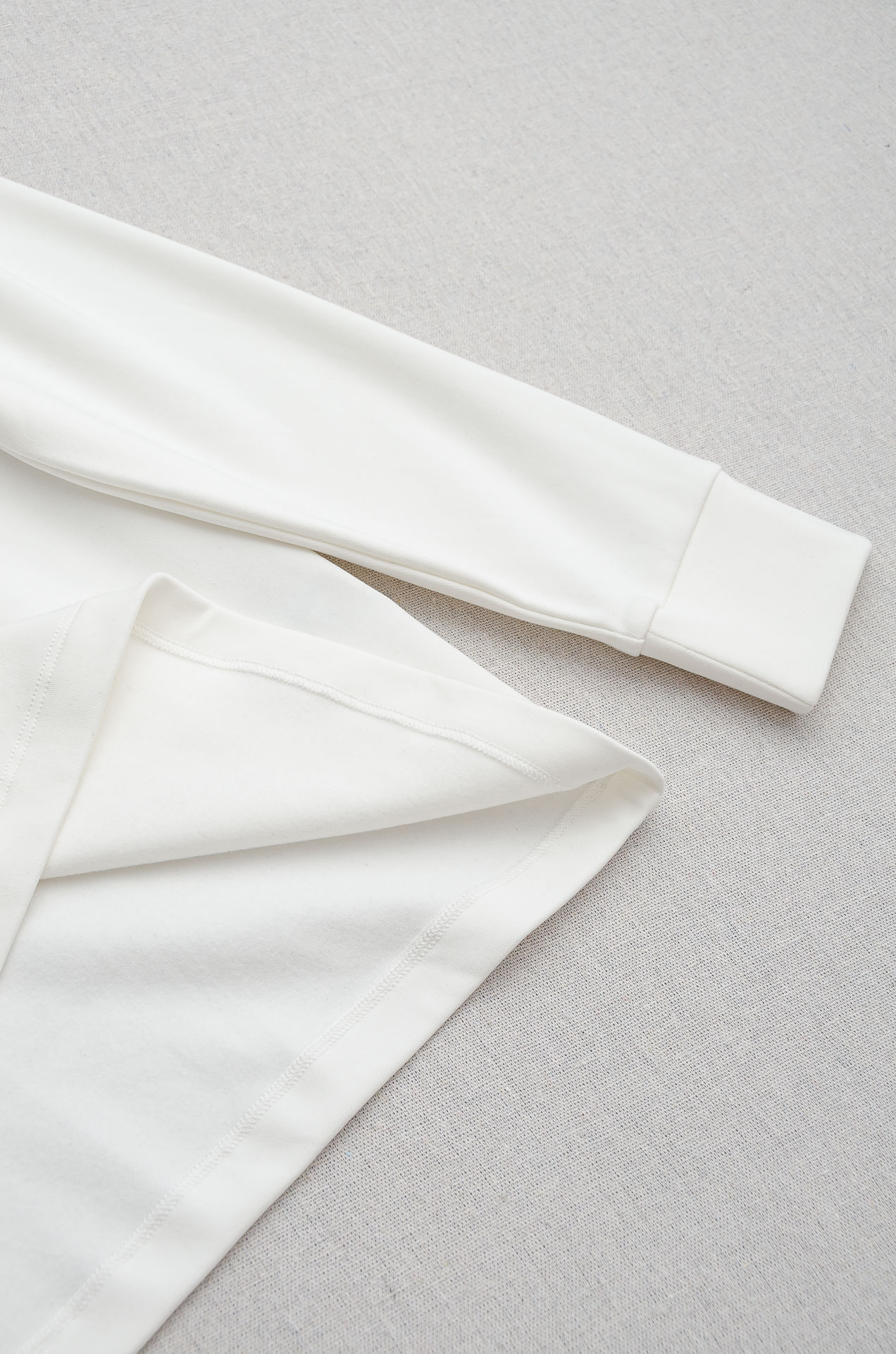 FE# NDI 25FW秋冬新款 立体刺绣男士长袖T恤衫#把重心都放在了面料上，表面清晰可见的细格肌理，