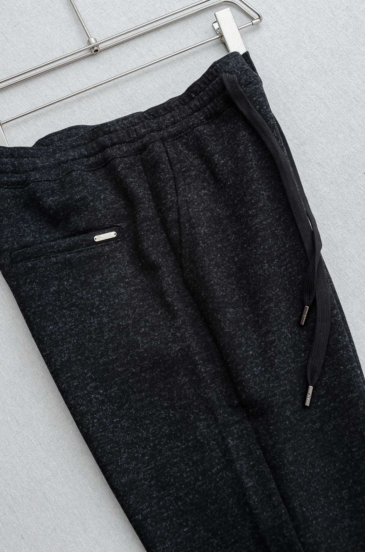 lP🆕 FW 松紧腰羊毛混纺休闲裤#适度量感的微廓版型，质地挺括有骨，风格松弛有度，线条利落的微锥形直筒