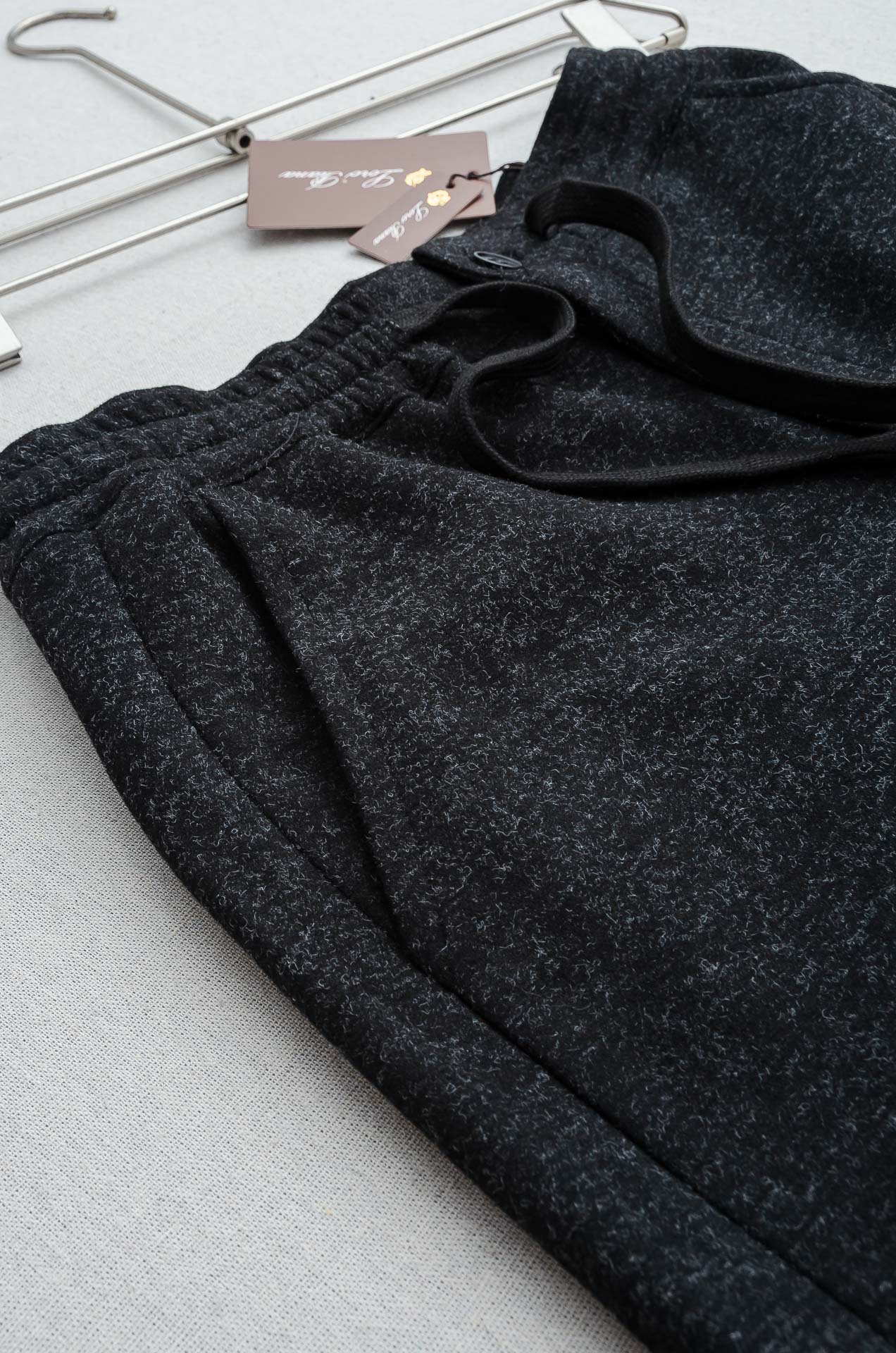 lP🆕 FW 松紧腰羊毛混纺休闲裤#适度量感的微廓版型，质地挺括有骨，风格松弛有度，线条利落的微锥形直筒