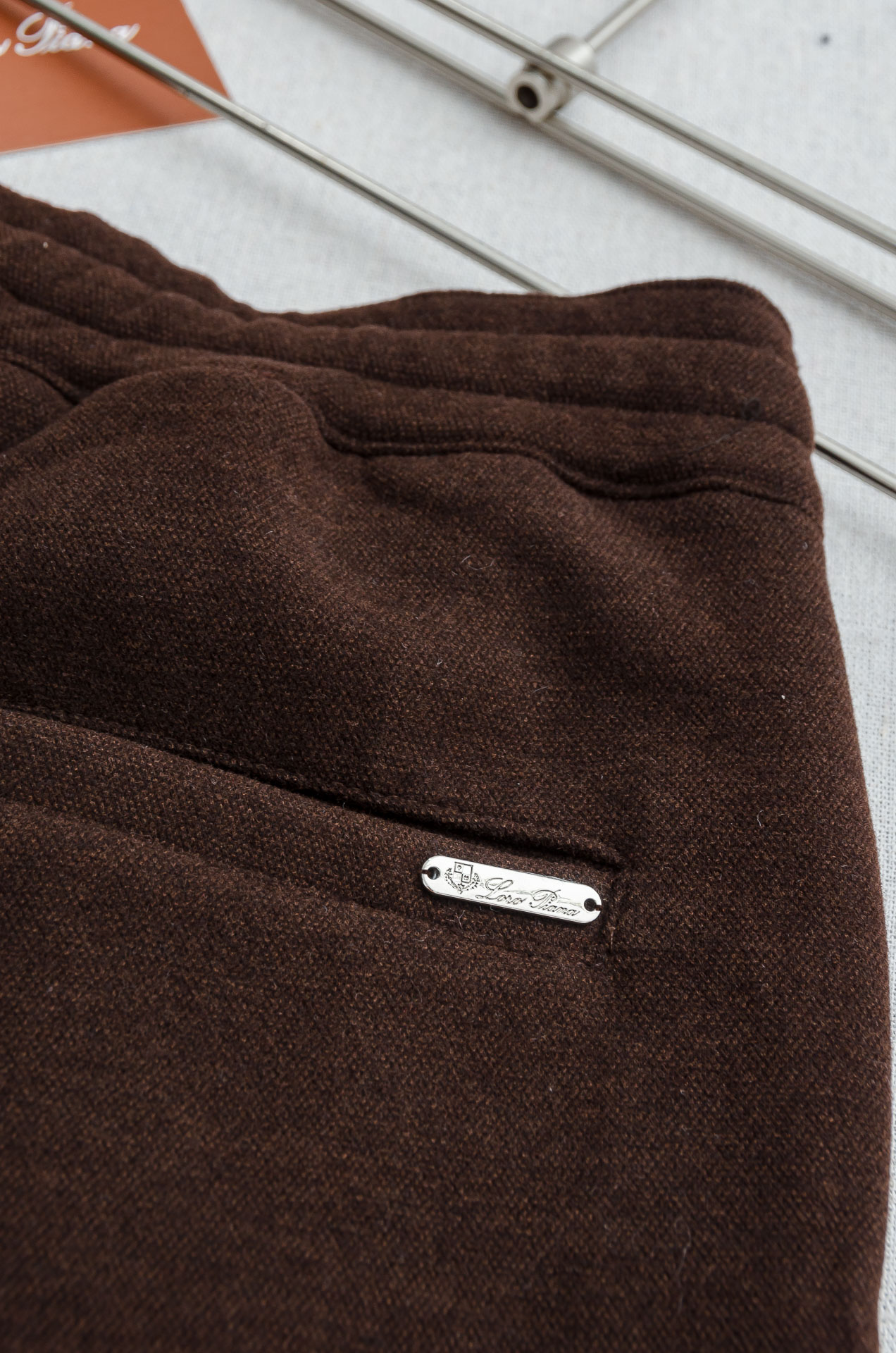 lP🆕 FW 松紧腰羊毛混纺休闲裤#适度量感的微廓版型，质地挺括有骨，风格松弛有度，线条利落的微锥形直筒