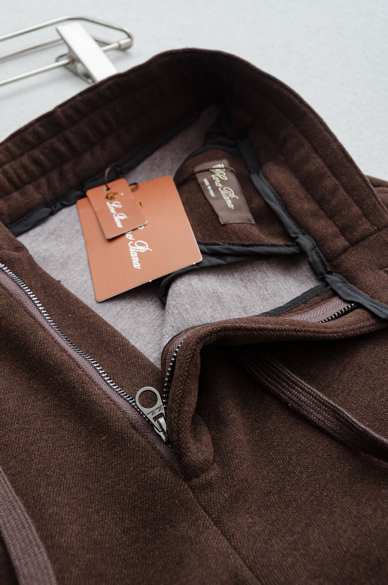 lP🆕 FW 松紧腰羊毛混纺休闲裤#适度量感的微廓版型，质地挺括有骨，风格松弛有度，线条利落的微锥形直筒