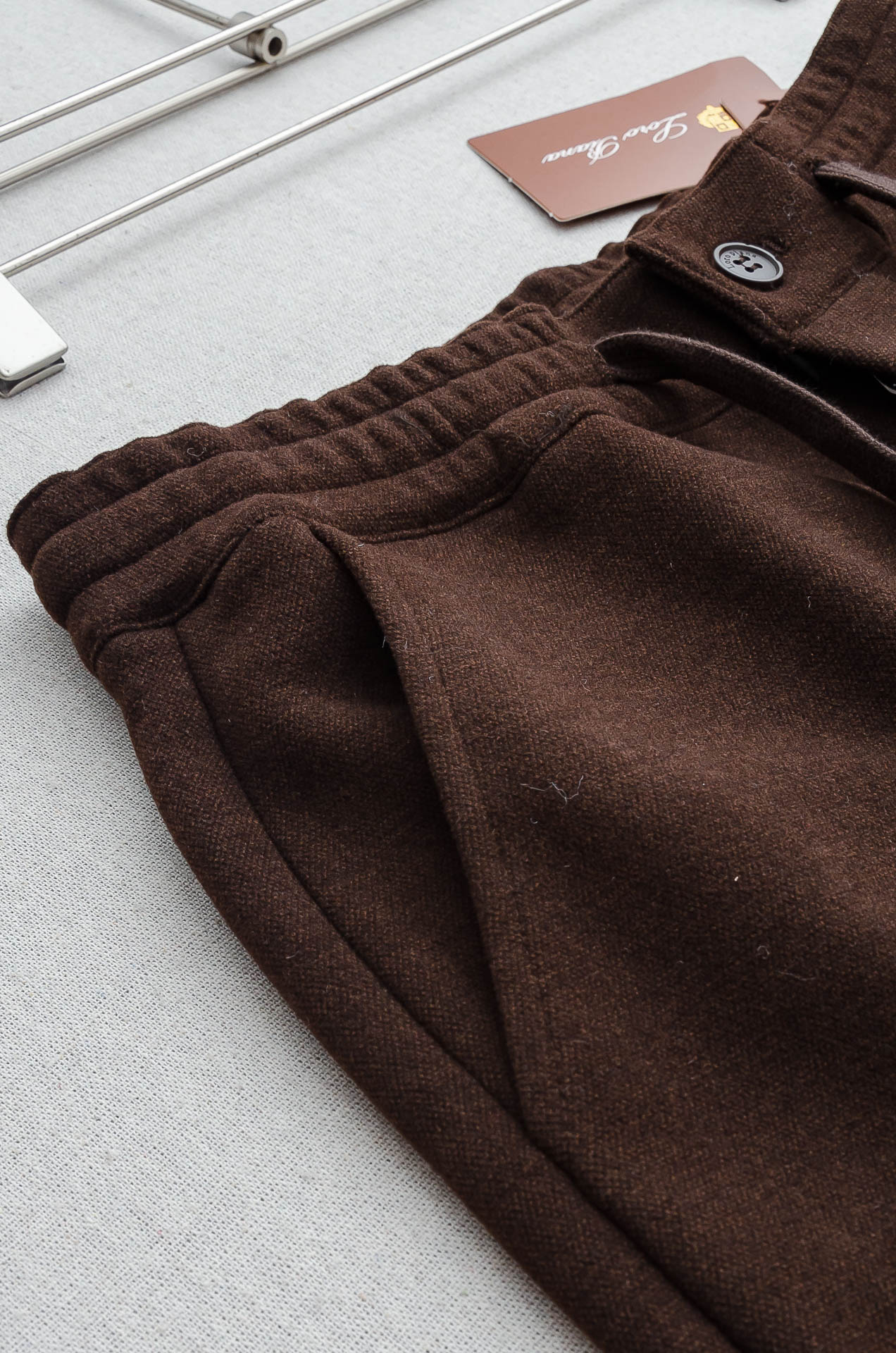 lP🆕 FW 松紧腰羊毛混纺休闲裤#适度量感的微廓版型，质地挺括有骨，风格松弛有度，线条利落的微锥形直筒