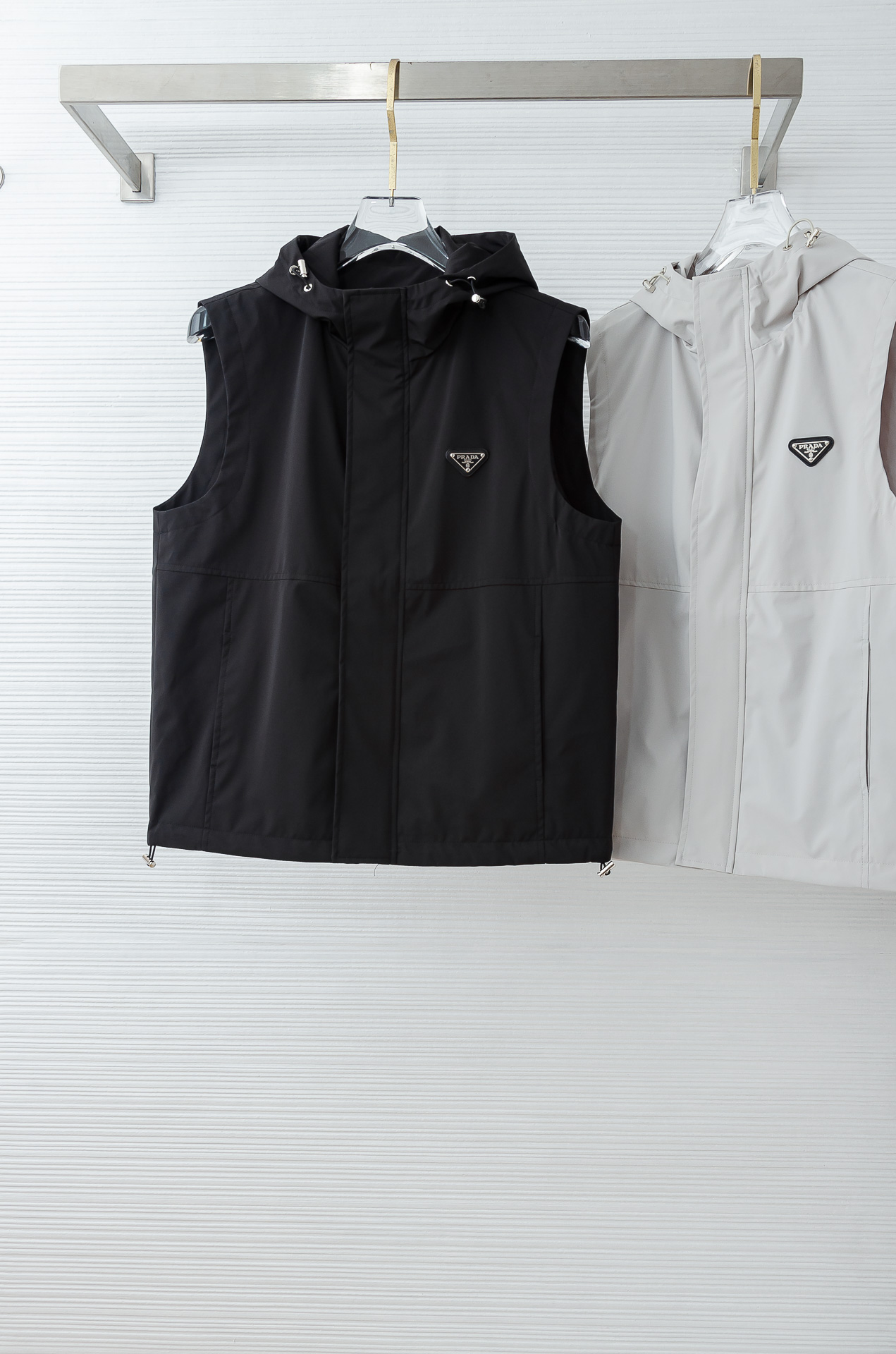 PR#ADA普拉达2025FW 秋冬最新立领设计男士休闲马甲夹克外套#上身十分的舒适，质感超级的细腻且柔