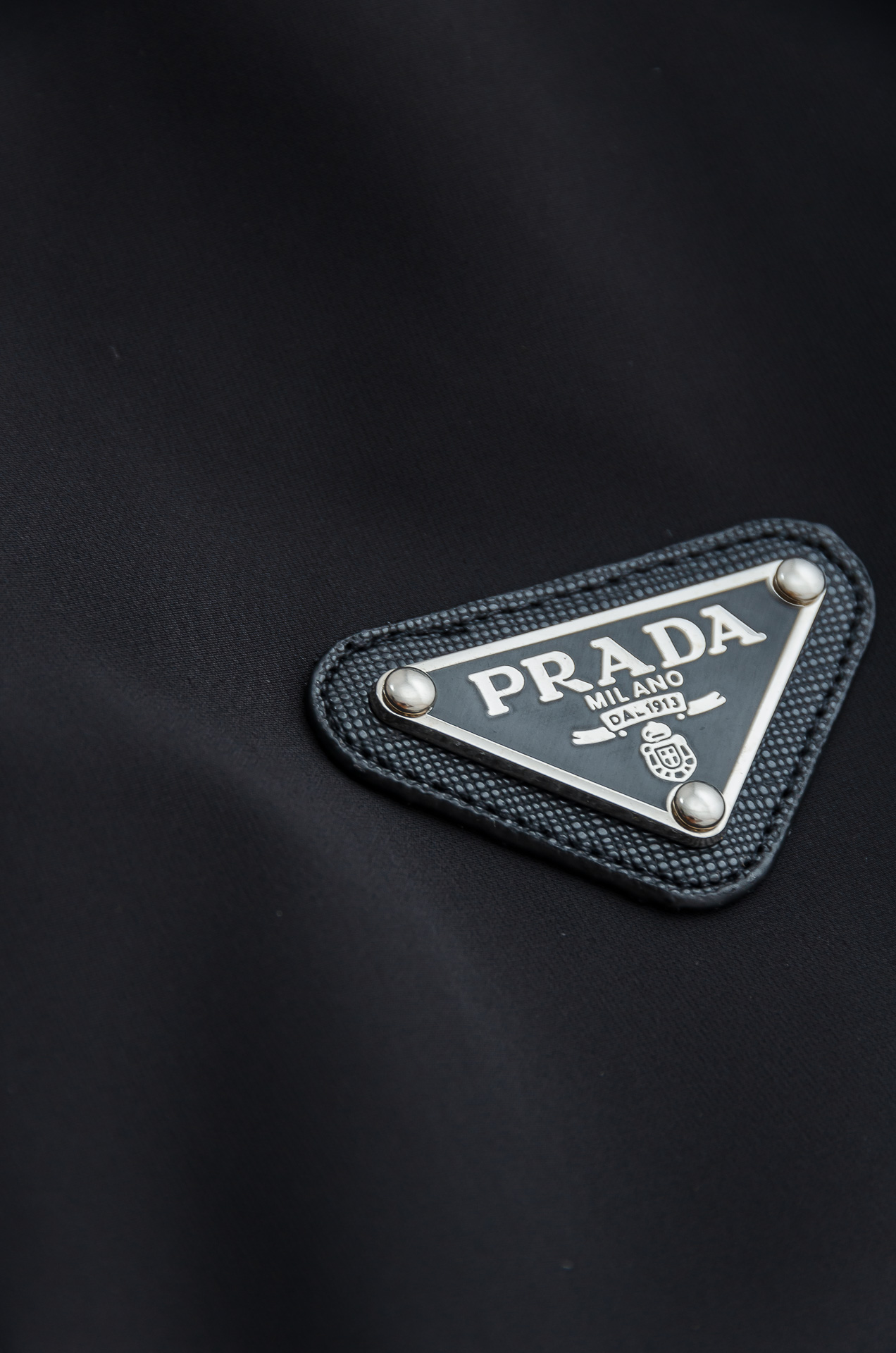 PR#ADA普拉达2025FW 秋冬最新立领设计男士休闲马甲夹克外套#上身十分的舒适，质感超级的细腻且柔