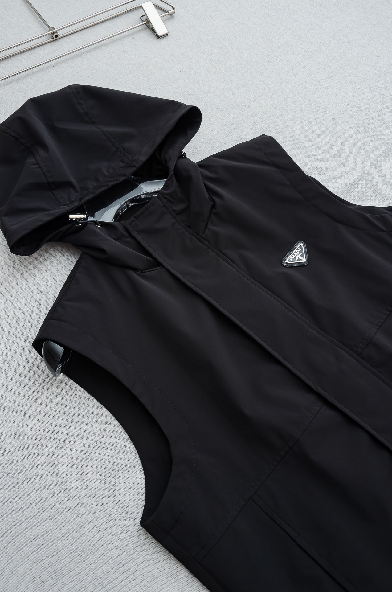 PR#ADA普拉达2025FW 秋冬最新立领设计男士休闲马甲夹克外套#上身十分的舒适，质感超级的细腻且柔