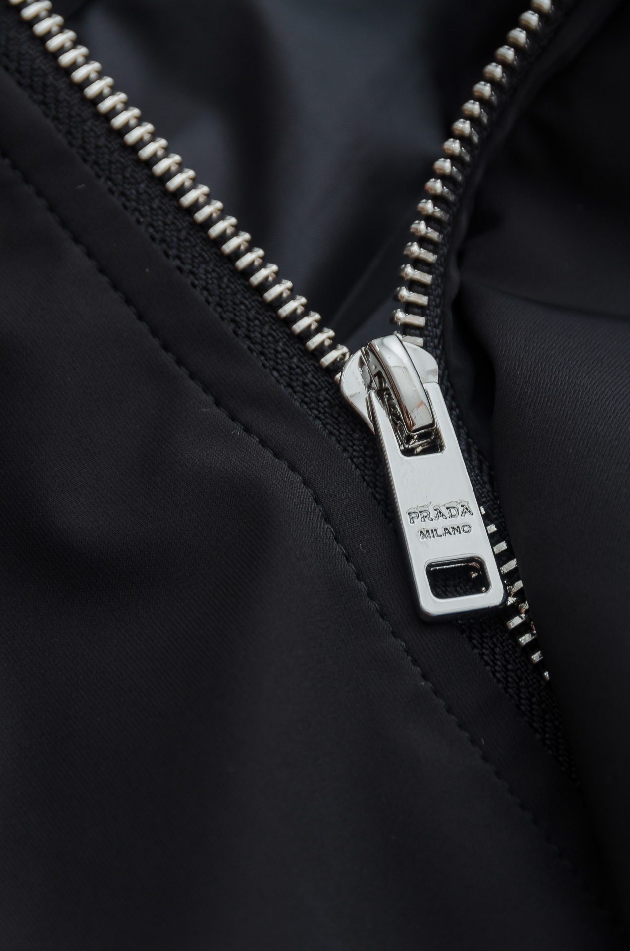 PR#ADA普拉达2025FW 秋冬最新立领设计男士休闲马甲夹克外套#上身十分的舒适，质感超级的细腻且柔