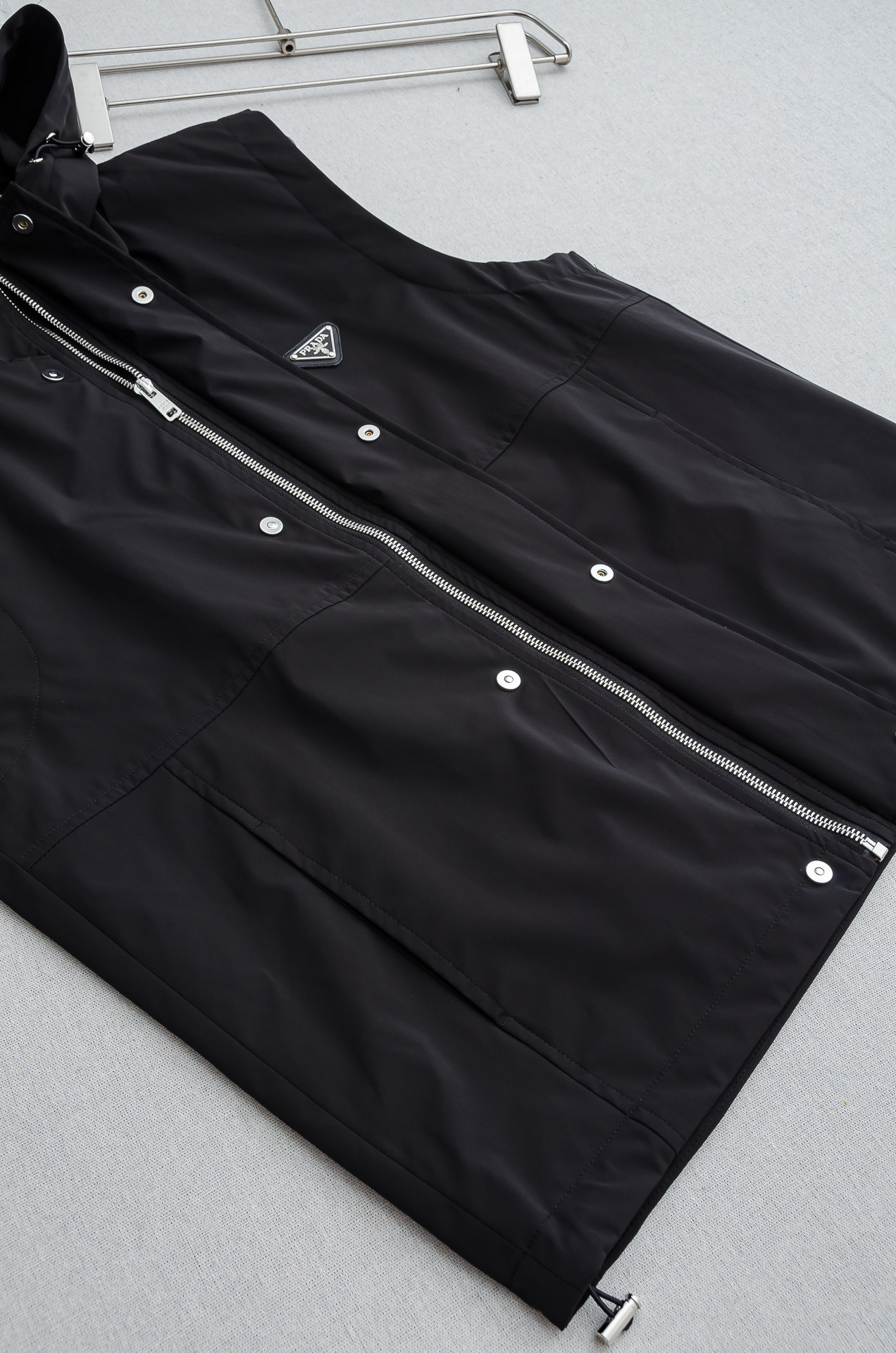 PR#ADA普拉达2025FW 秋冬最新立领设计男士休闲马甲夹克外套#上身十分的舒适，质感超级的细腻且柔