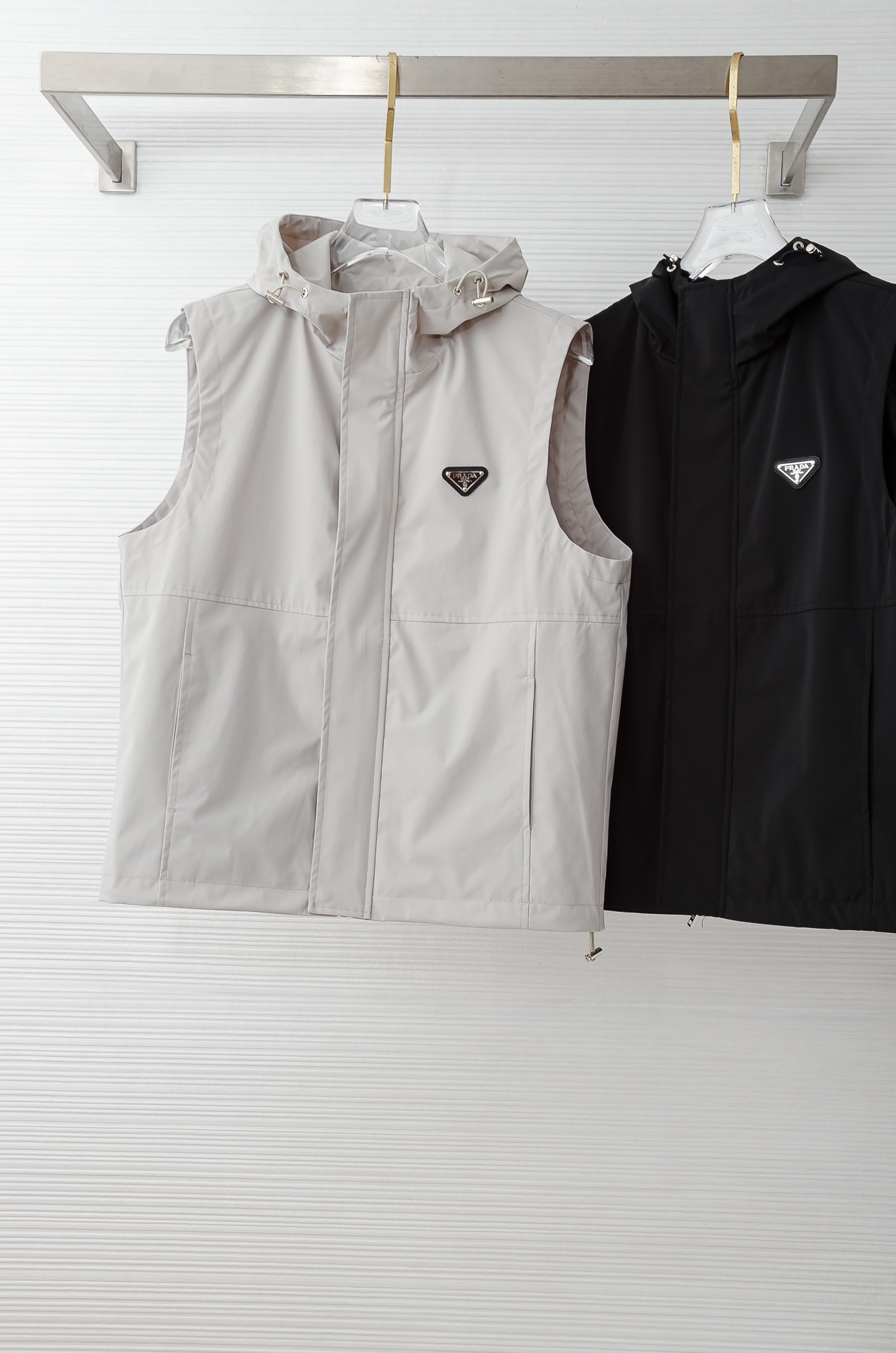 PR#ADA普拉达2025FW 秋冬最新立领设计男士休闲马甲夹克外套#上身十分的舒适，质感超级的细腻且柔