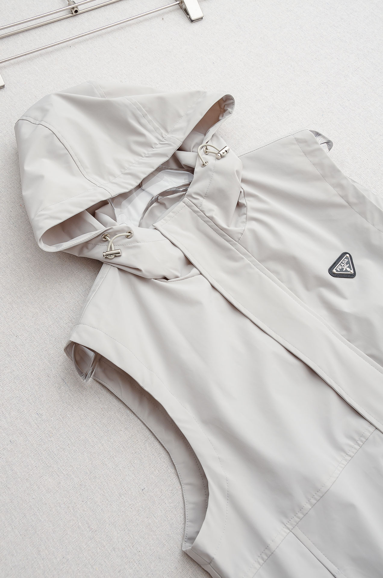 PR#ADA普拉达2025FW 秋冬最新立领设计男士休闲马甲夹克外套#上身十分的舒适，质感超级的细腻且柔