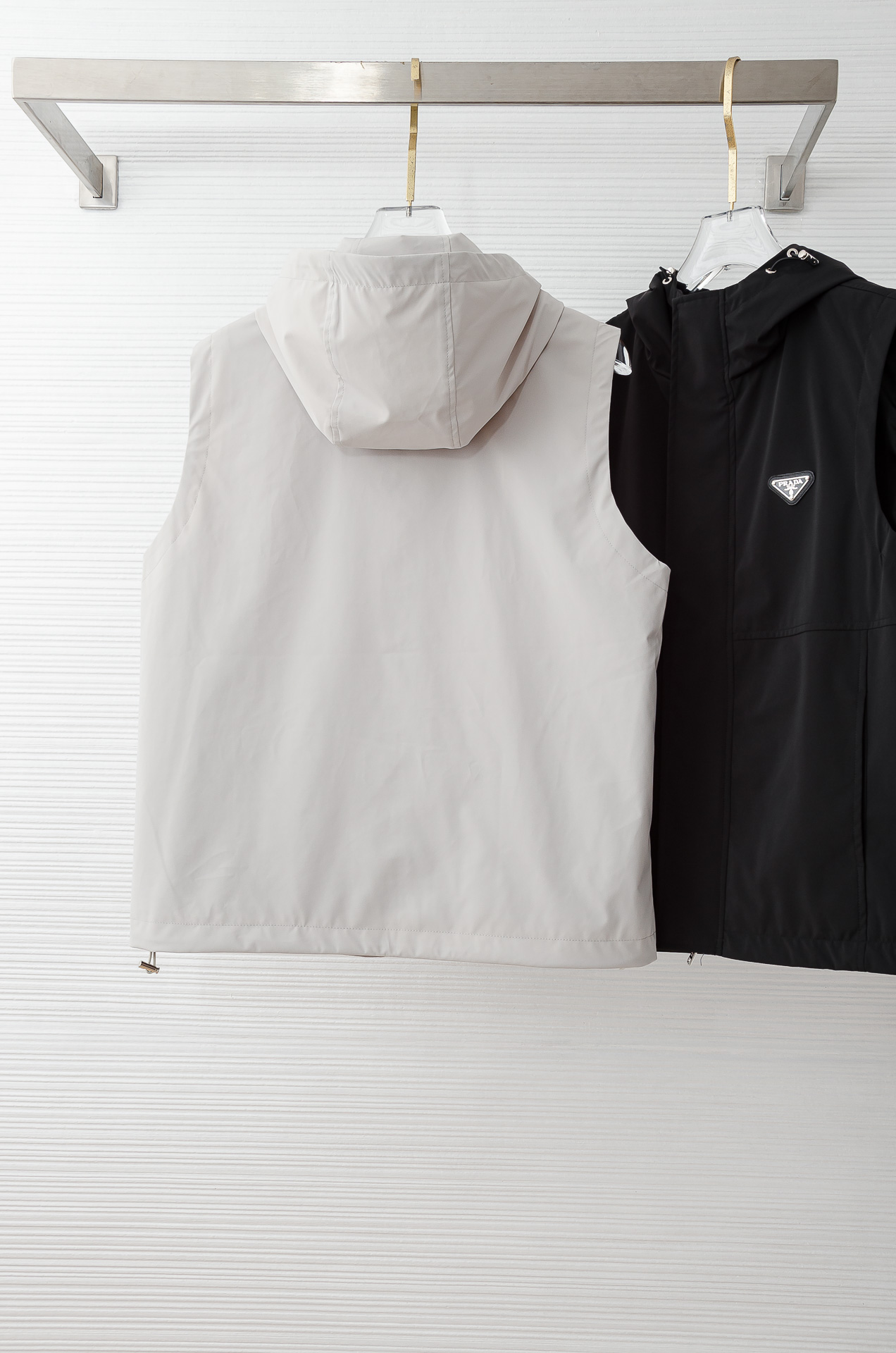 PR#ADA普拉达2025FW 秋冬最新立领设计男士休闲马甲夹克外套#上身十分的舒适，质感超级的细腻且柔