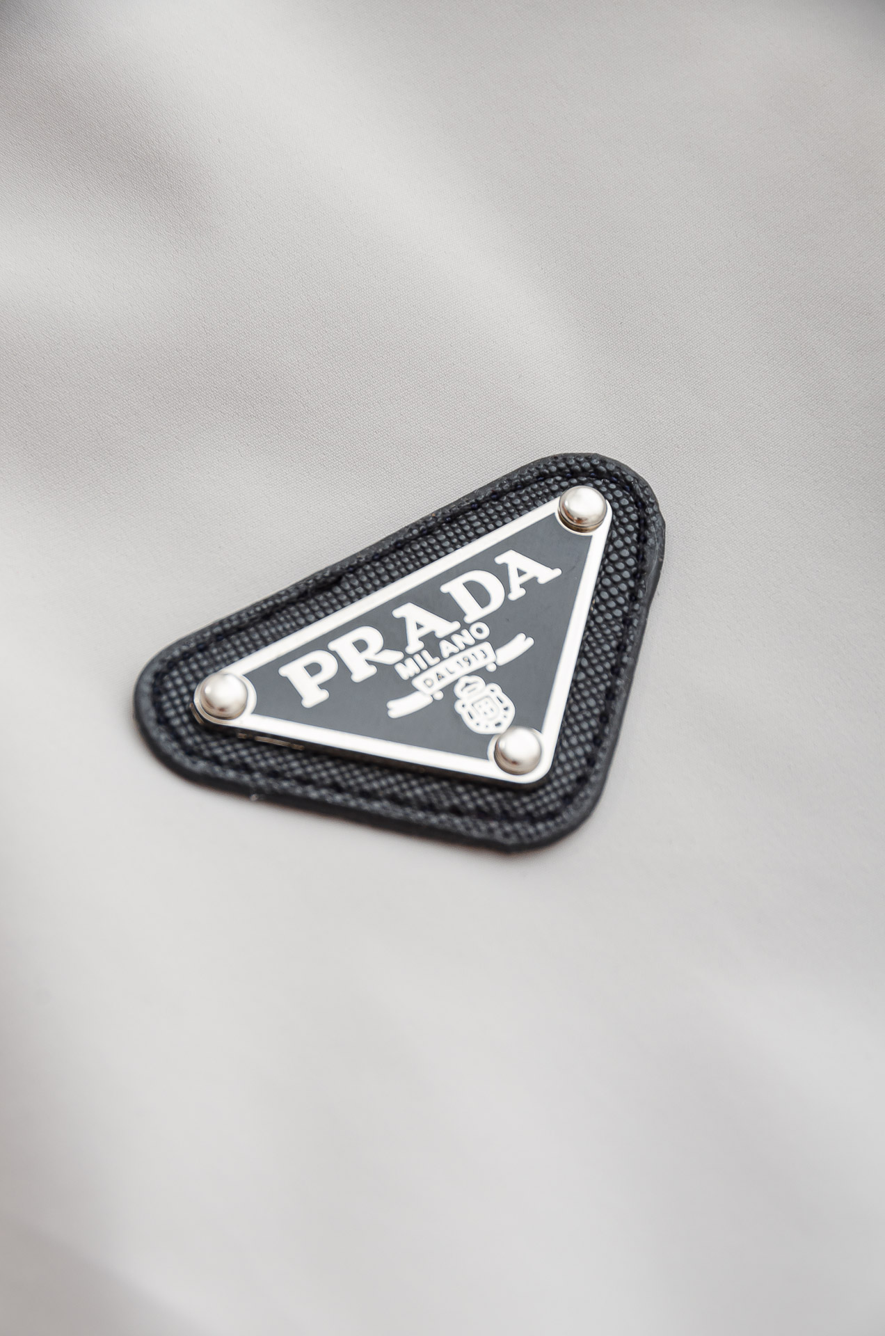 PR#ADA普拉达2025FW 秋冬最新立领设计男士休闲马甲夹克外套#上身十分的舒适，质感超级的细腻且柔