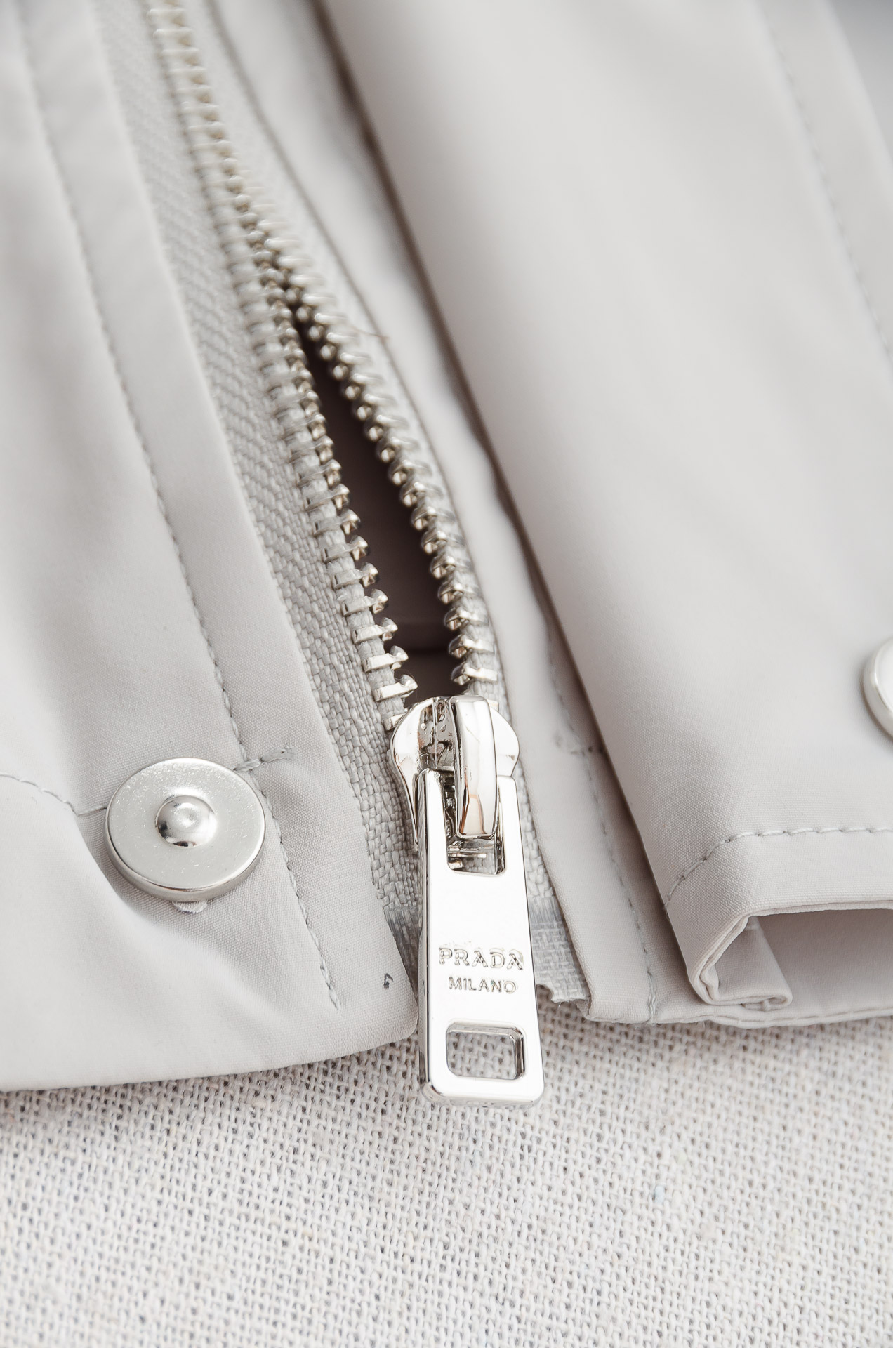 PR#ADA普拉达2025FW 秋冬最新立领设计男士休闲马甲夹克外套#上身十分的舒适，质感超级的细腻且柔