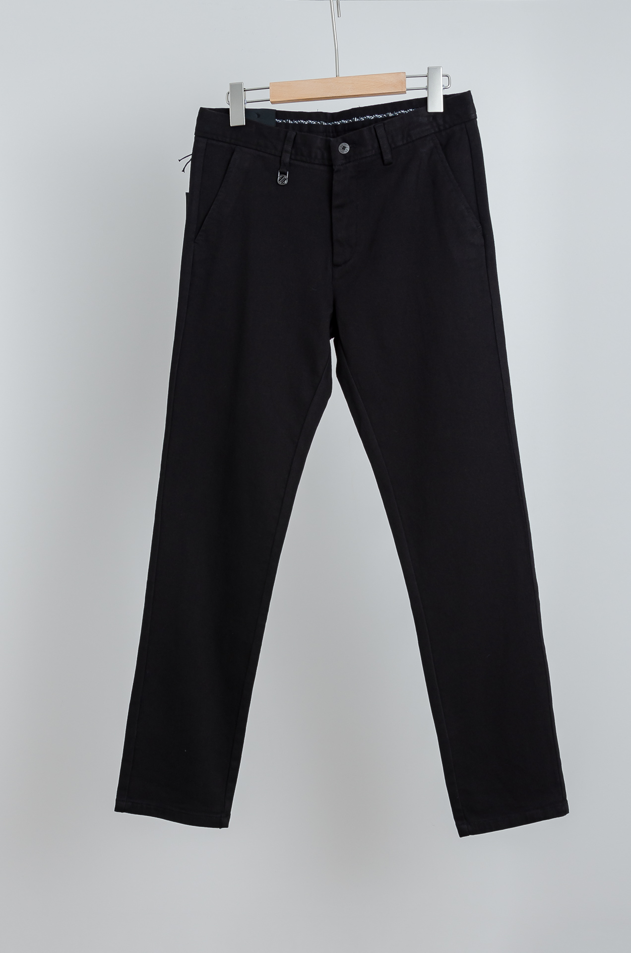 NO:622445,Zeg#na Jay/Nia 25FW new light luxury fashion customized casual trousers for autumn and winter# Simple and capable style, exquisite and excellent quality men's clothing, each style can achieve a balance between design points and comfort. This official website flagship item that has just been launched is also so simple and elegant, versatile and capable. Anyone who is familiar with his brand knows that the sense of quality is very good!  As a business casual and versatile item with excellent temperament, the straight and crisp version is more suitable for more people to wear. The feel is more towards the softness, delicateness and fit of pure cotton texture. The overall design this time is still very clean. Basically, there is not too much tedious and exaggerated design. The design focuses on minimalist style, in terms of details  The brand's own unique LOGO image is indeed embellished and blessed. All hardware buttons are exclusively customized high-quality metal buttons. The unique style highlights the extraordinary style and light luxury aura. It is evenly distributed on the waist placket. The strong charm of a mature man is perfectly reflected in it!  The classic straight cut is easy to wear no matter what style you want to wear it. The crisp silhouette and classic colors have both business elegance and casual fashion elegance. Needless to say, get one now, it will definitely make you feel that it is worth your money!  !  Size 30-38,,alexander wang19860909Zeg#na 杰/尼亚25FW秋冬新款轻奢时尚定制休闲西裤#简洁干练的风格,精致卓越的品质男装,每款的设计点跟舒适度都能做到平衡,刚刚上线的这款官网主打单品亦是如此简洁大方,百搭又干练,熟悉他家品牌的都知道,品质感这块都是拿捏的死死的！ 作为一款气质绝佳的商务休闲百搭单品,直筒挺括的版型更加适合更多人穿着,手感上更偏向于纯棉质地的柔软细腻服帖,设计上这次整体感觉还是很干净的,基本上没有太多繁琐浮夸的设计主打极简风格,在细节方面确实做了品牌自家独特的LOGO形象点缀加持,五金纽扣全部都是做了独家定制的高品质金属扣,独特风格彰显不凡的格调与轻奢的气场,均匀的分布在腰间门襟,那种浓浓的成熟男人的魅力就在这其中完美体现出来！经典的直筒版型裁剪,无论你想作为何种风格的穿搭都会得心应手,挺括的版型外加经典的颜色,既有商务的儒雅气质,也有休闲时装的优雅感,真的无需多言,赶紧入手一件吧,绝对会让你感到物超所值！！ 尺码30-38,,alexander wang,Men's clothing