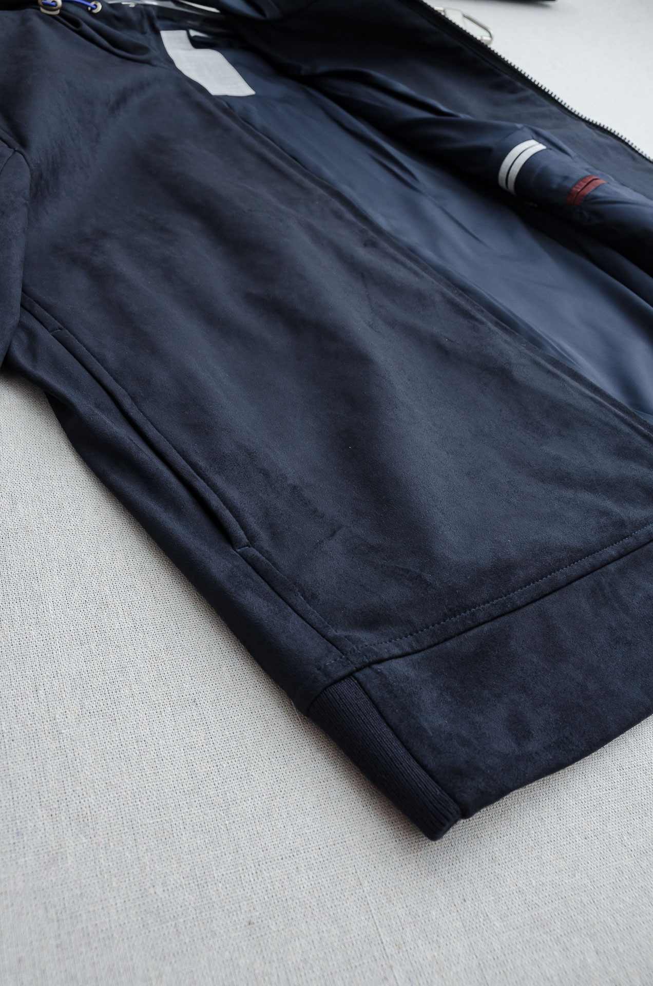 BC 2025 FW最新连帽夹克外套#客供进口麂皮绒肌理感质地面料，用料真得是无比奢华，面料采用90% 