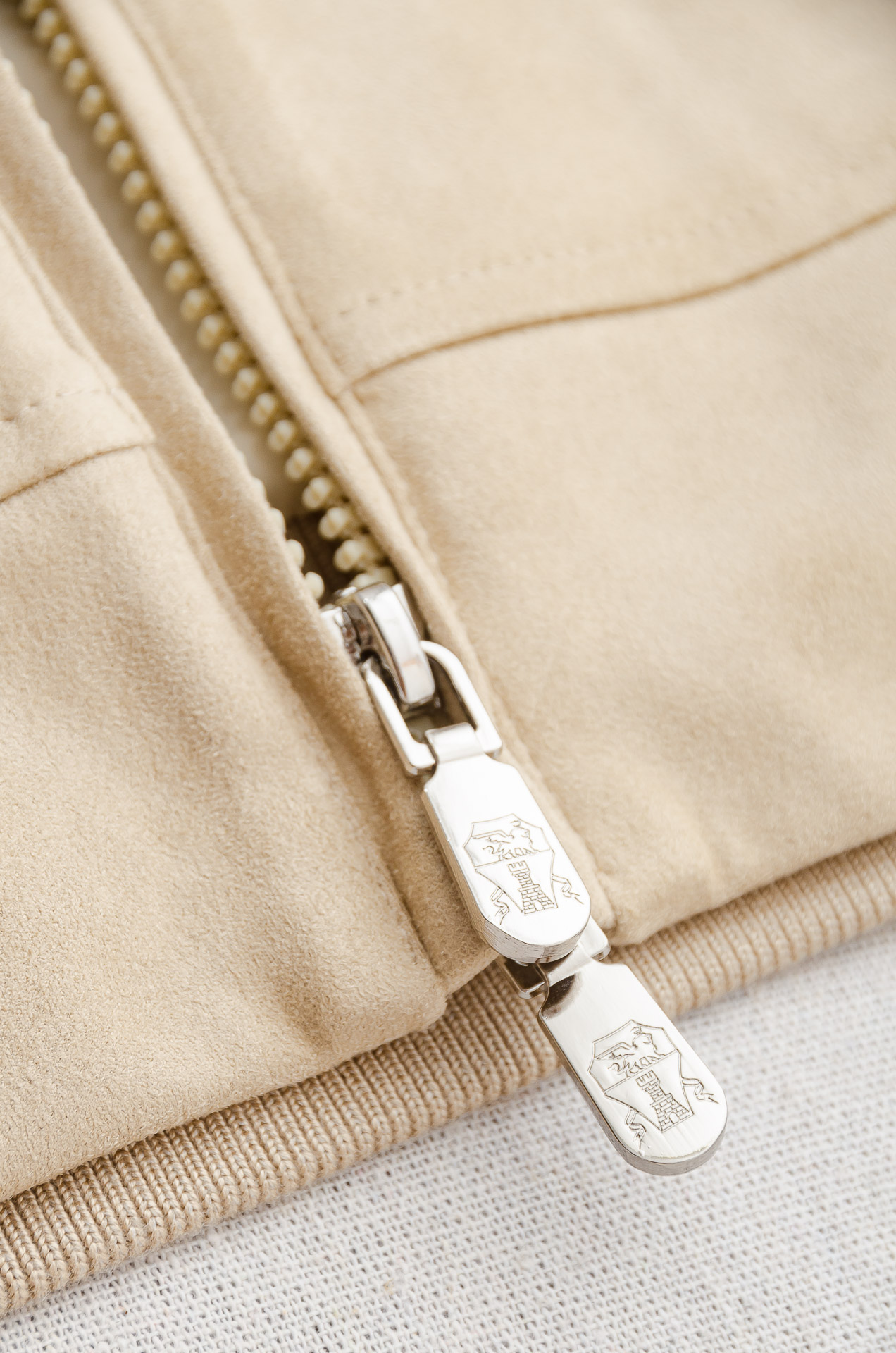 BC 2025 FW最新连帽夹克外套#客供进口麂皮绒肌理感质地面料，用料真得是无比奢华，面料采用90% 