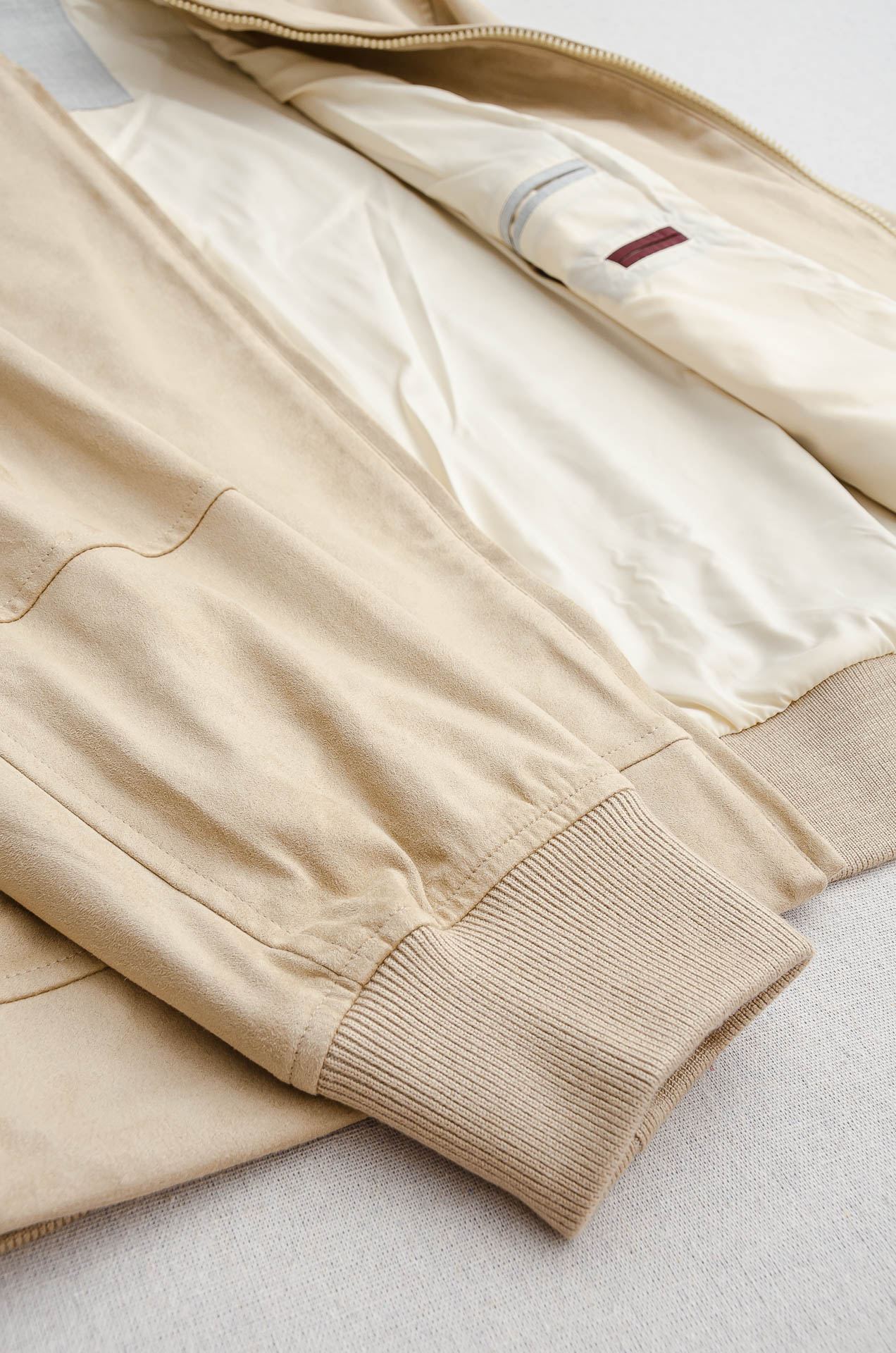 BC 2025 FW最新连帽夹克外套#客供进口麂皮绒肌理感质地面料，用料真得是无比奢华，面料采用90% 