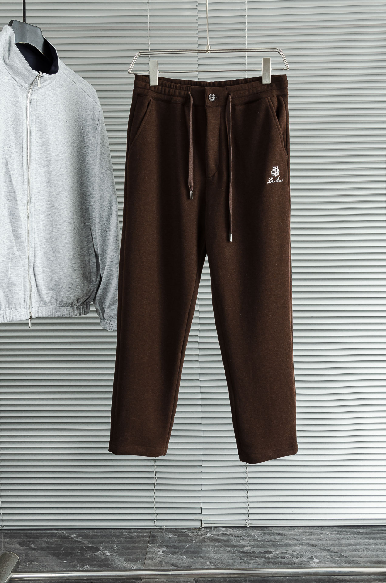 LFW 松紧腰羊毛混纺休闲裤#适度量感的微廓版型，质地挺括有骨，风格松弛有度，线条利落，腰臀部利用剪裁构