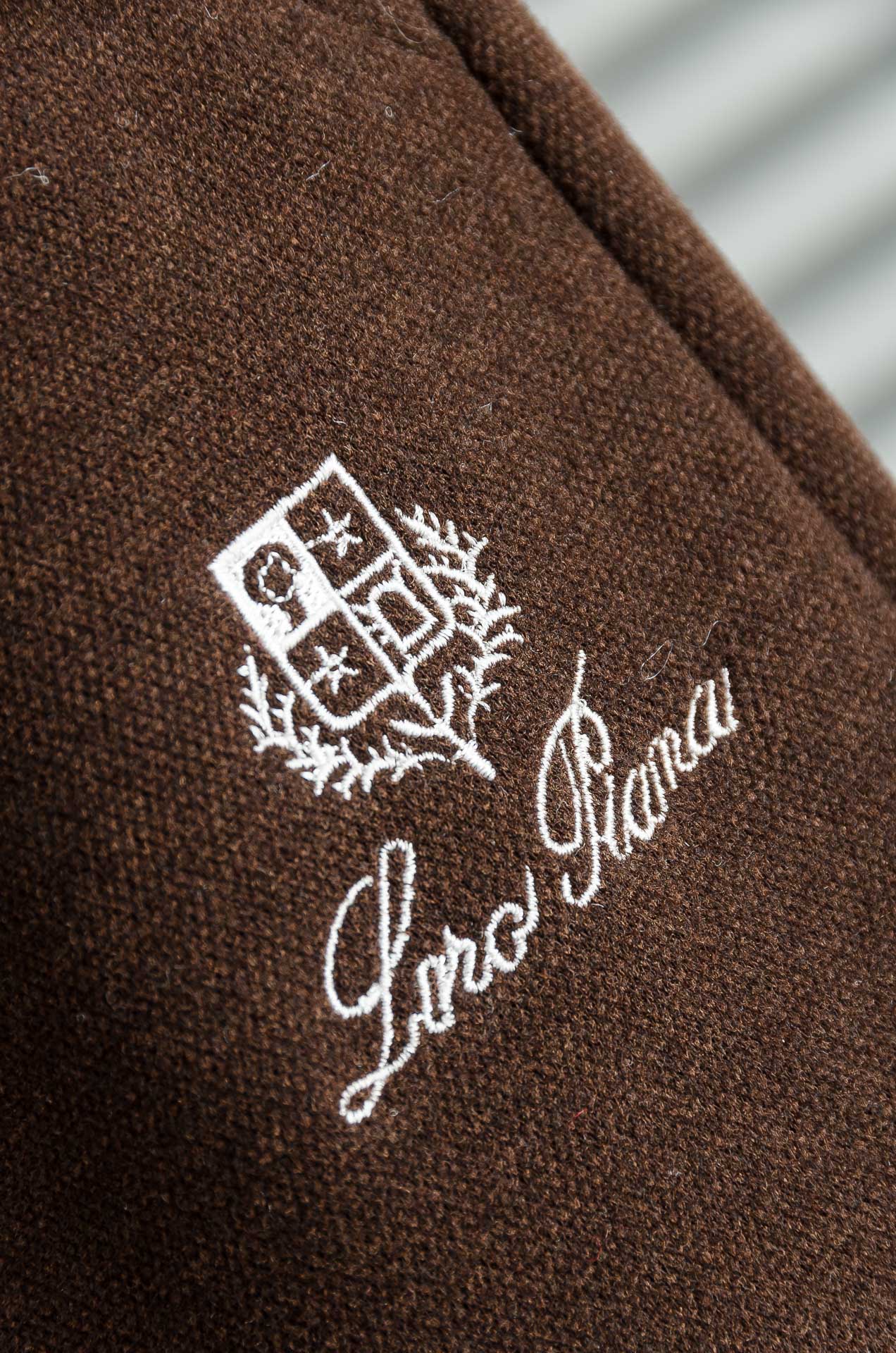 LFW 松紧腰羊毛混纺休闲裤#适度量感的微廓版型，质地挺括有骨，风格松弛有度，线条利落，腰臀部利用剪裁构