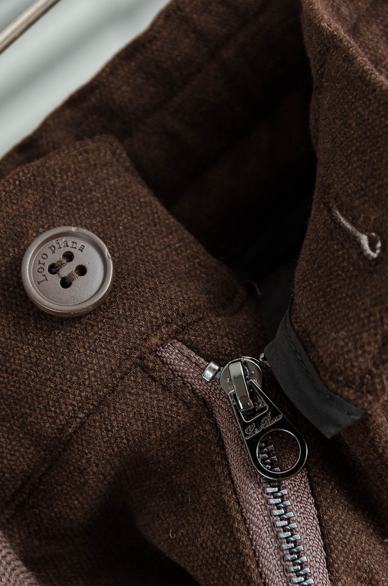 LFW 松紧腰羊毛混纺休闲裤#适度量感的微廓版型，质地挺括有骨，风格松弛有度，线条利落，腰臀部利用剪裁构