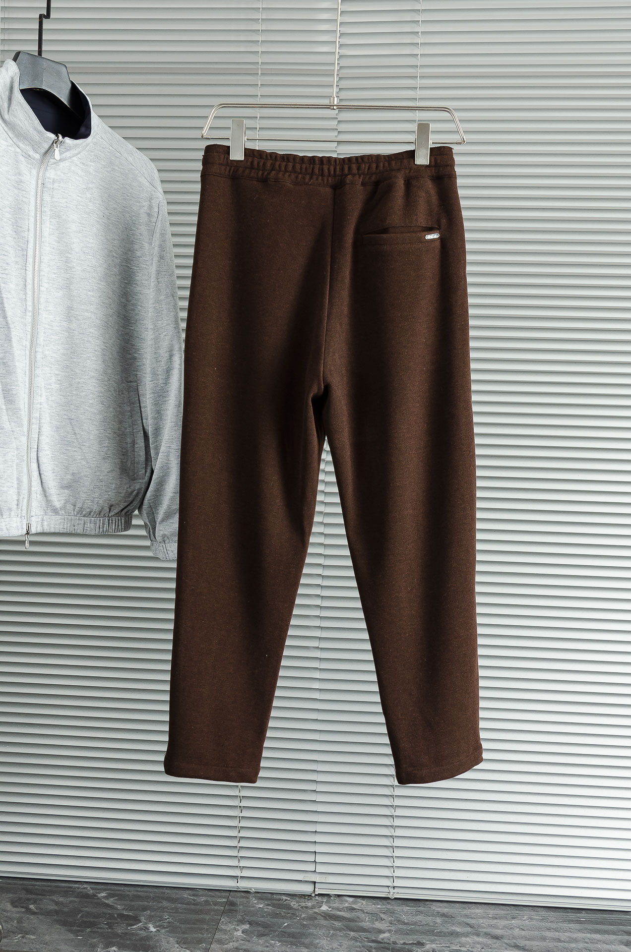 LFW 松紧腰羊毛混纺休闲裤#适度量感的微廓版型，质地挺括有骨，风格松弛有度，线条利落，腰臀部利用剪裁构