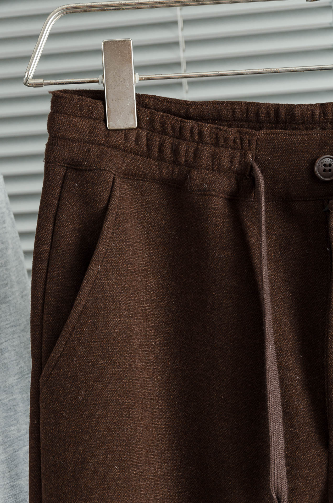 LFW 松紧腰羊毛混纺休闲裤#适度量感的微廓版型，质地挺括有骨，风格松弛有度，线条利落，腰臀部利用剪裁构