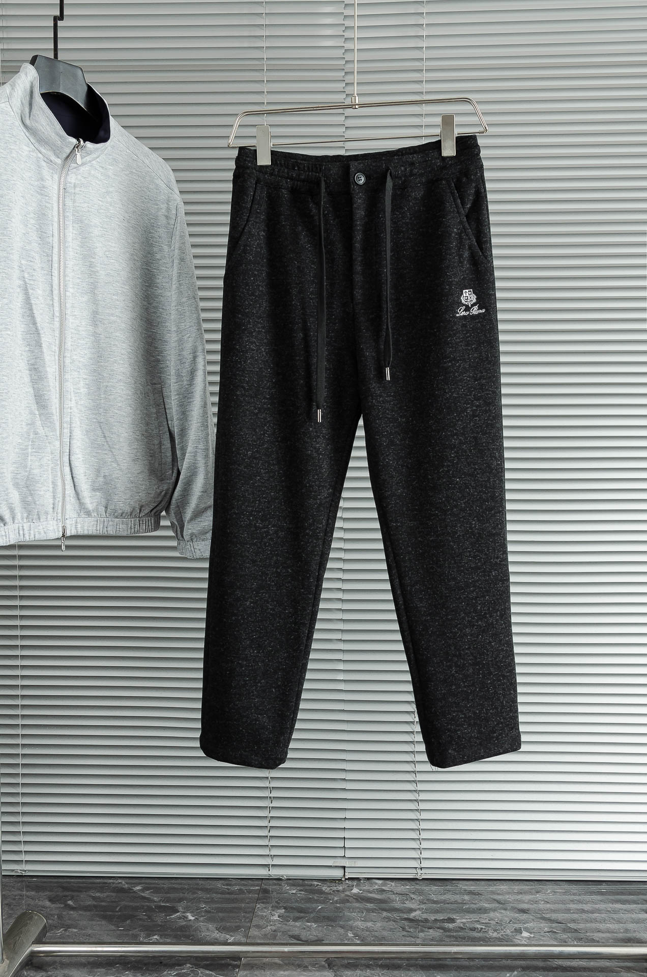 LFW 松紧腰羊毛混纺休闲裤#适度量感的微廓版型，质地挺括有骨，风格松弛有度，线条利落，腰臀部利用剪裁构