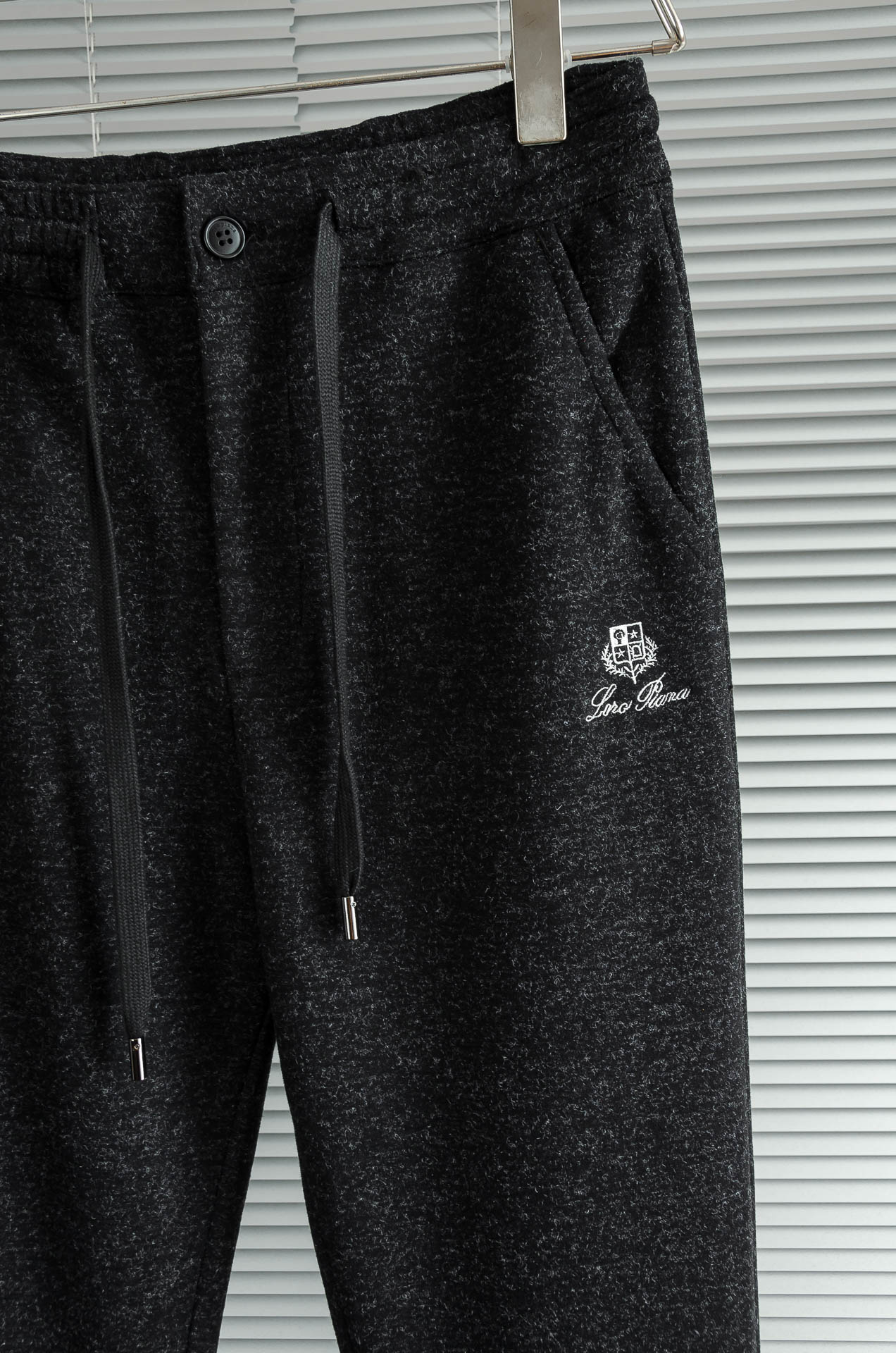 LFW 松紧腰羊毛混纺休闲裤#适度量感的微廓版型，质地挺括有骨，风格松弛有度，线条利落，腰臀部利用剪裁构