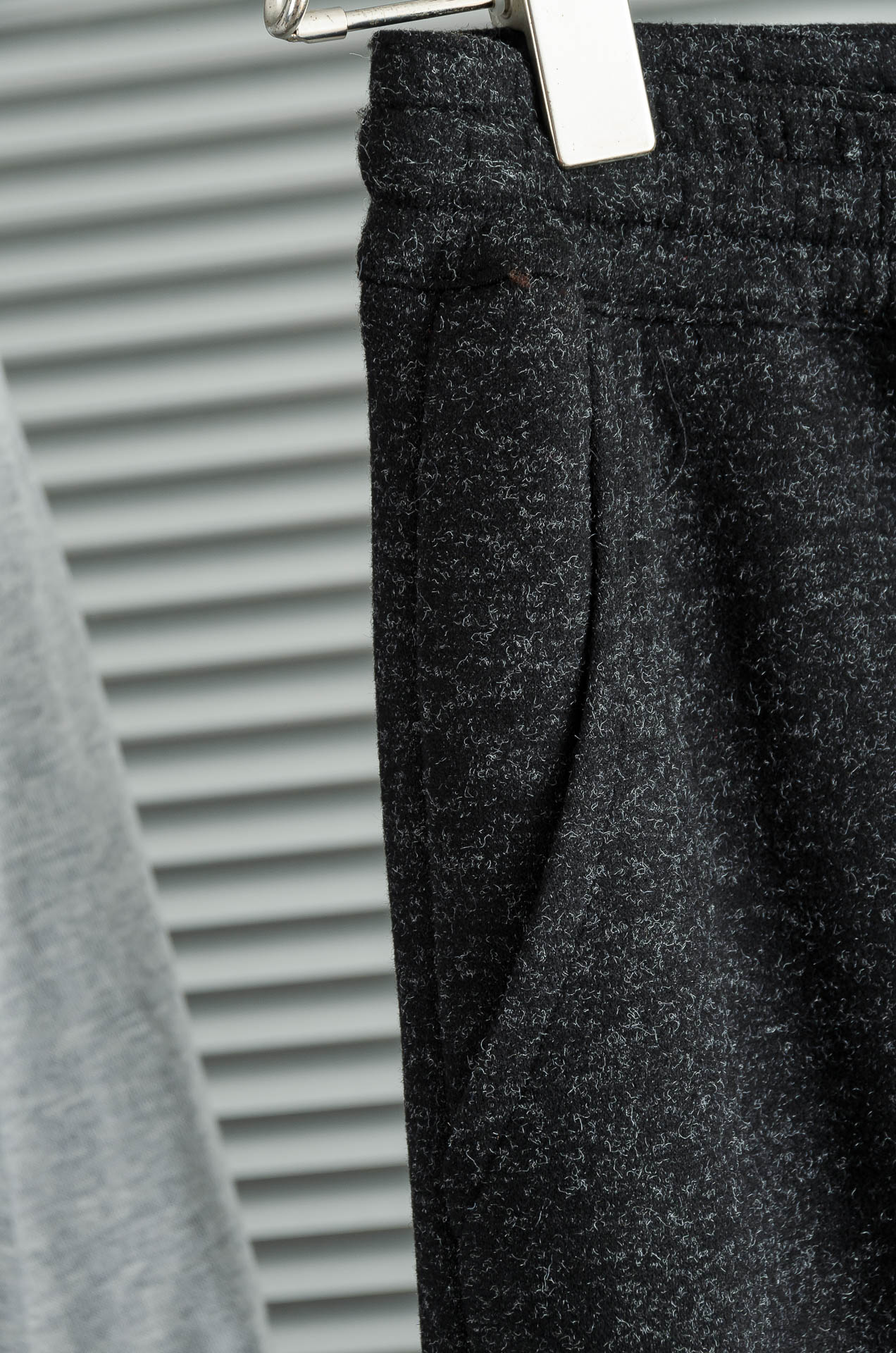 LFW 松紧腰羊毛混纺休闲裤#适度量感的微廓版型，质地挺括有骨，风格松弛有度，线条利落，腰臀部利用剪裁构