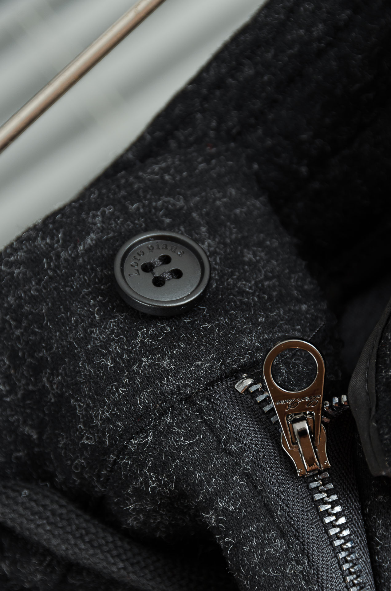 LFW 松紧腰羊毛混纺休闲裤#适度量感的微廓版型，质地挺括有骨，风格松弛有度，线条利落，腰臀部利用剪裁构