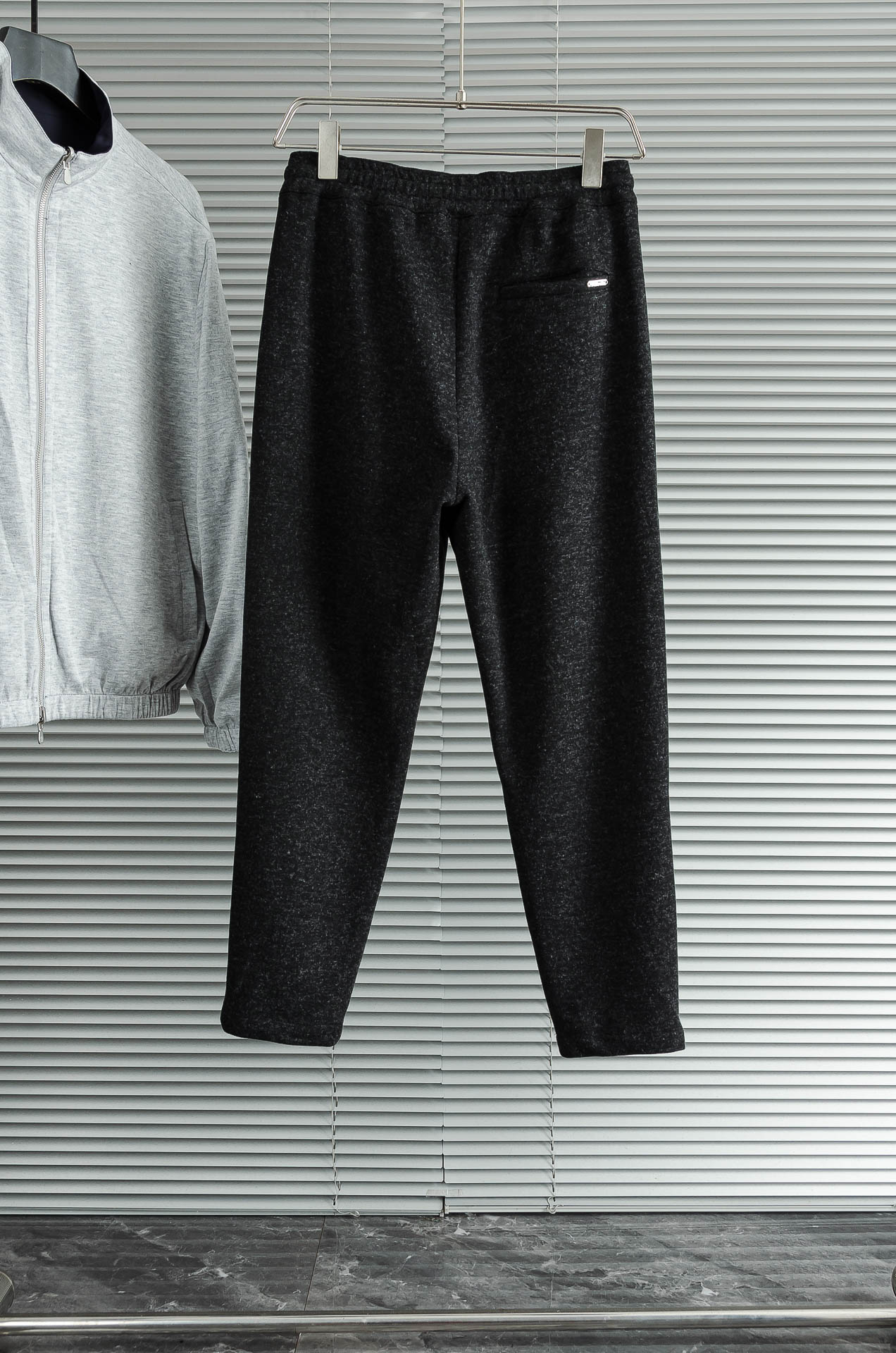 LFW 松紧腰羊毛混纺休闲裤#适度量感的微廓版型，质地挺括有骨，风格松弛有度，线条利落，腰臀部利用剪裁构