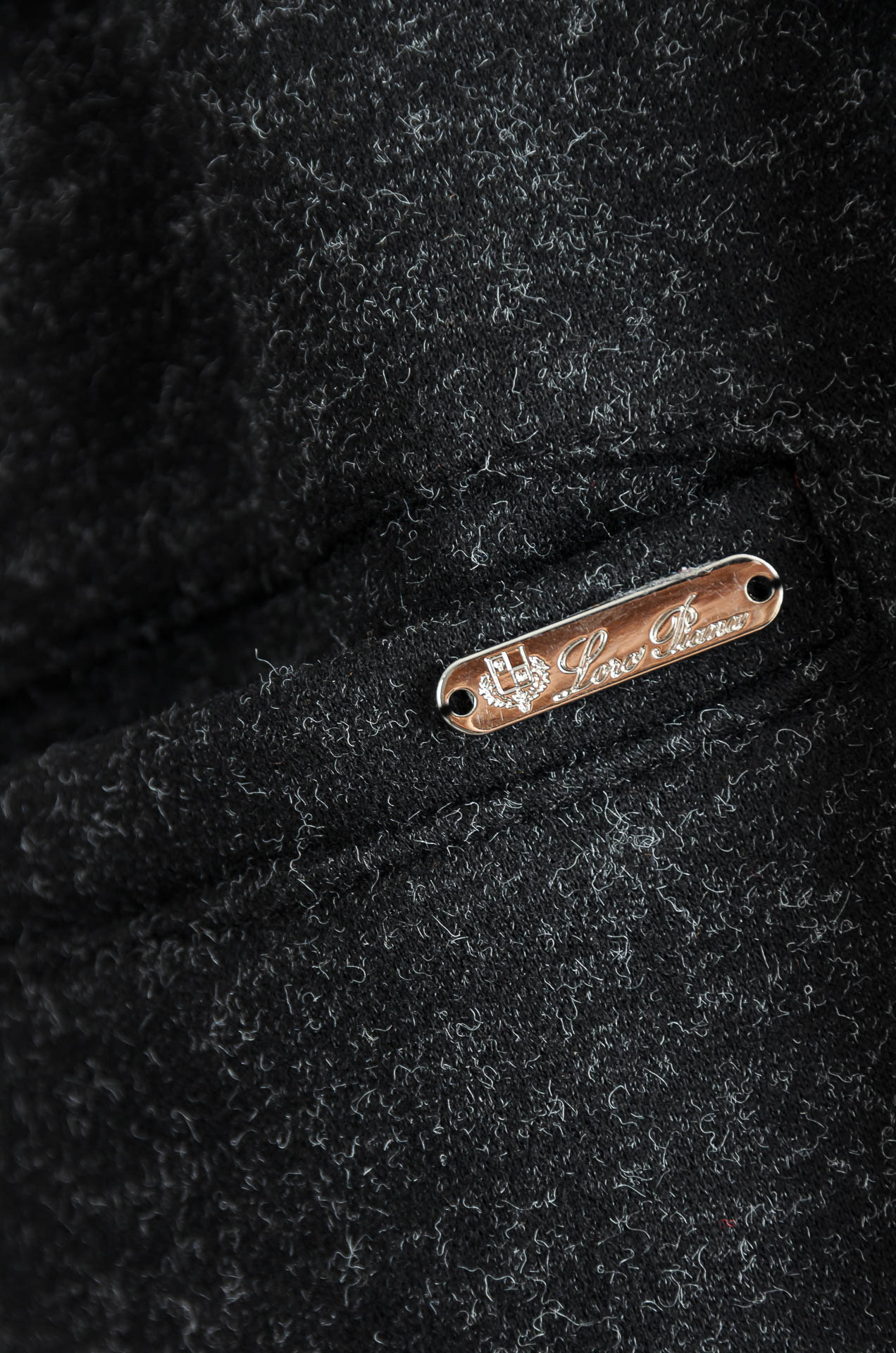 LFW 松紧腰羊毛混纺休闲裤#适度量感的微廓版型，质地挺括有骨，风格松弛有度，线条利落，腰臀部利用剪裁构