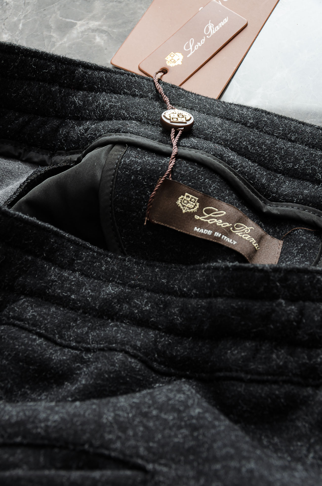 LFW 松紧腰羊毛混纺休闲裤#适度量感的微廓版型，质地挺括有骨，风格松弛有度，线条利落，腰臀部利用剪裁构