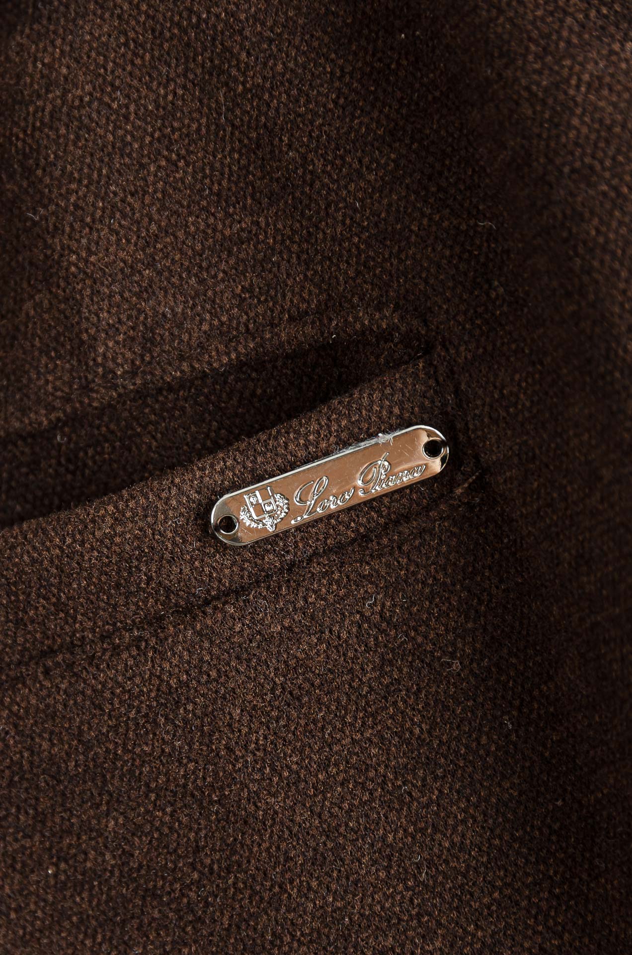 LFW 松紧腰羊毛混纺休闲裤#适度量感的微廓版型，质地挺括有骨，风格松弛有度，线条利落，腰臀部利用剪裁构