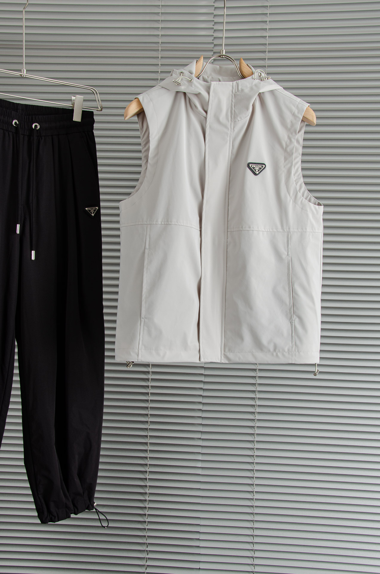 PR#ADA普拉达2025FW 秋冬最新连帽设计男士休闲马甲夹克外套#上身十分的舒适，质感超级的细腻且柔