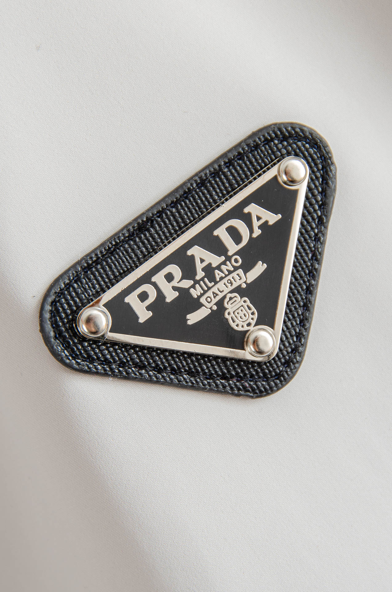 PR#ADA普拉达2026最新连帽设计男士休闲马甲夹克外套#上身十分的舒适，质感超级的细腻且柔软。色彩鲜