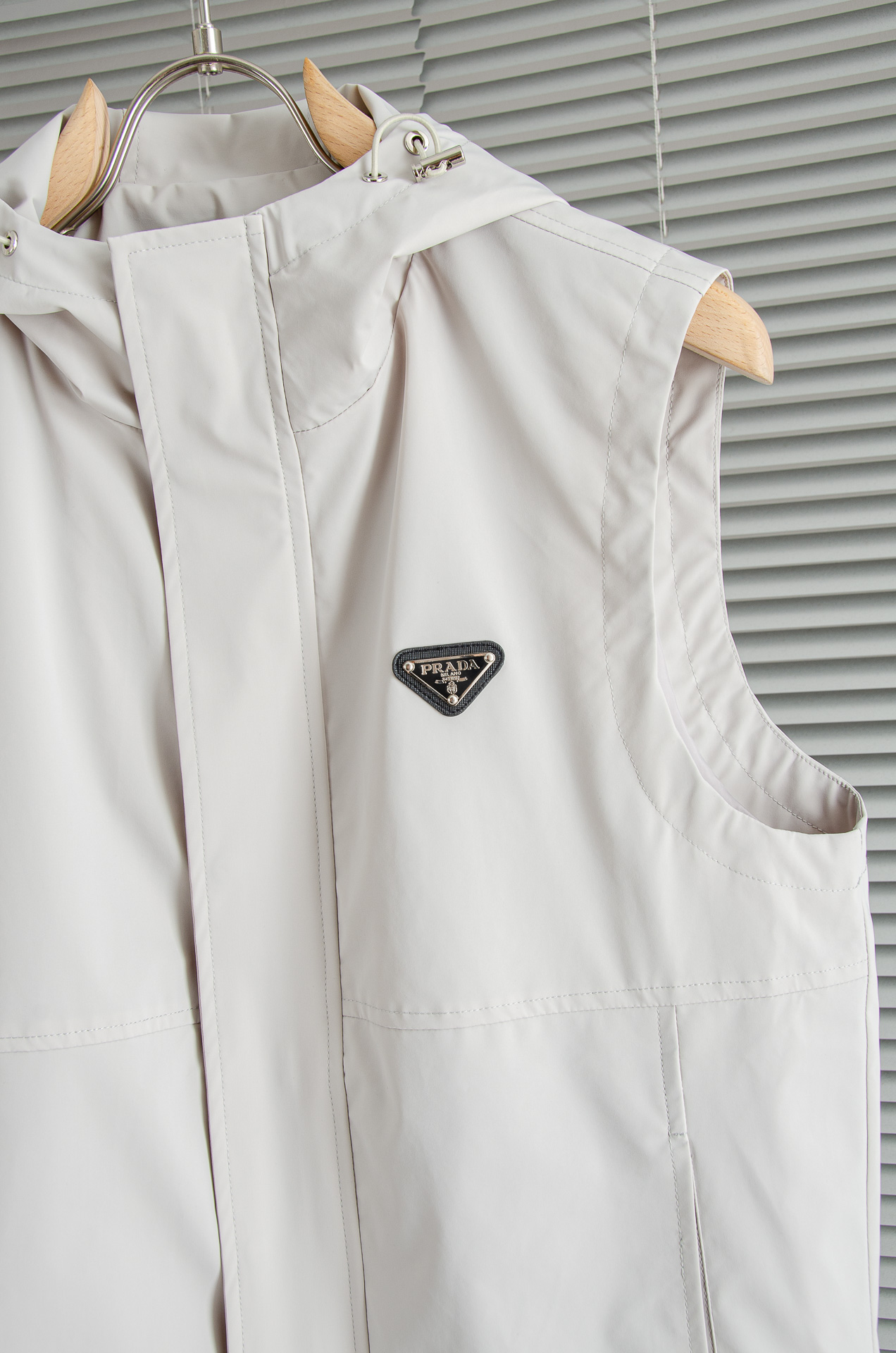 PR#ADA普拉达2026最新连帽设计男士休闲马甲夹克外套#上身十分的舒适，质感超级的细腻且柔软。色彩鲜