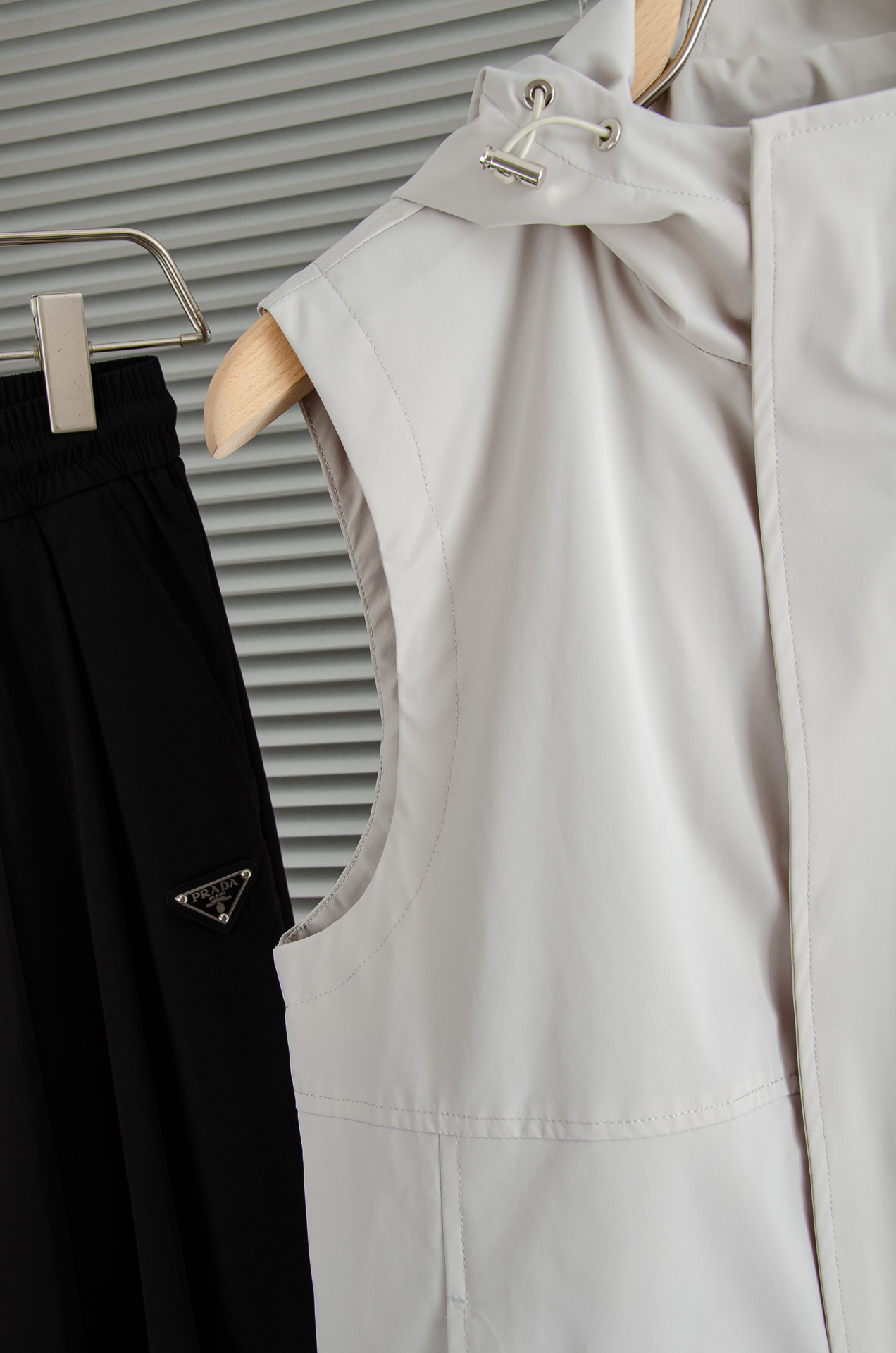 PR#ADA普拉达2026最新连帽设计男士休闲马甲夹克外套#上身十分的舒适，质感超级的细腻且柔软。色彩鲜