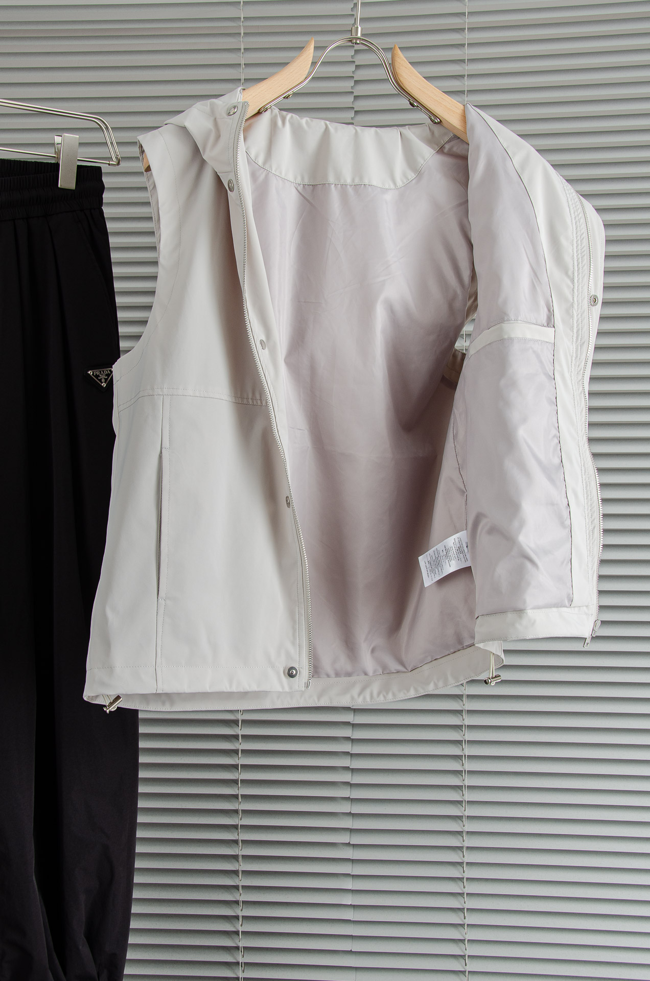 PR#ADA普拉达2026最新连帽设计男士休闲马甲夹克外套#上身十分的舒适，质感超级的细腻且柔软。色彩鲜