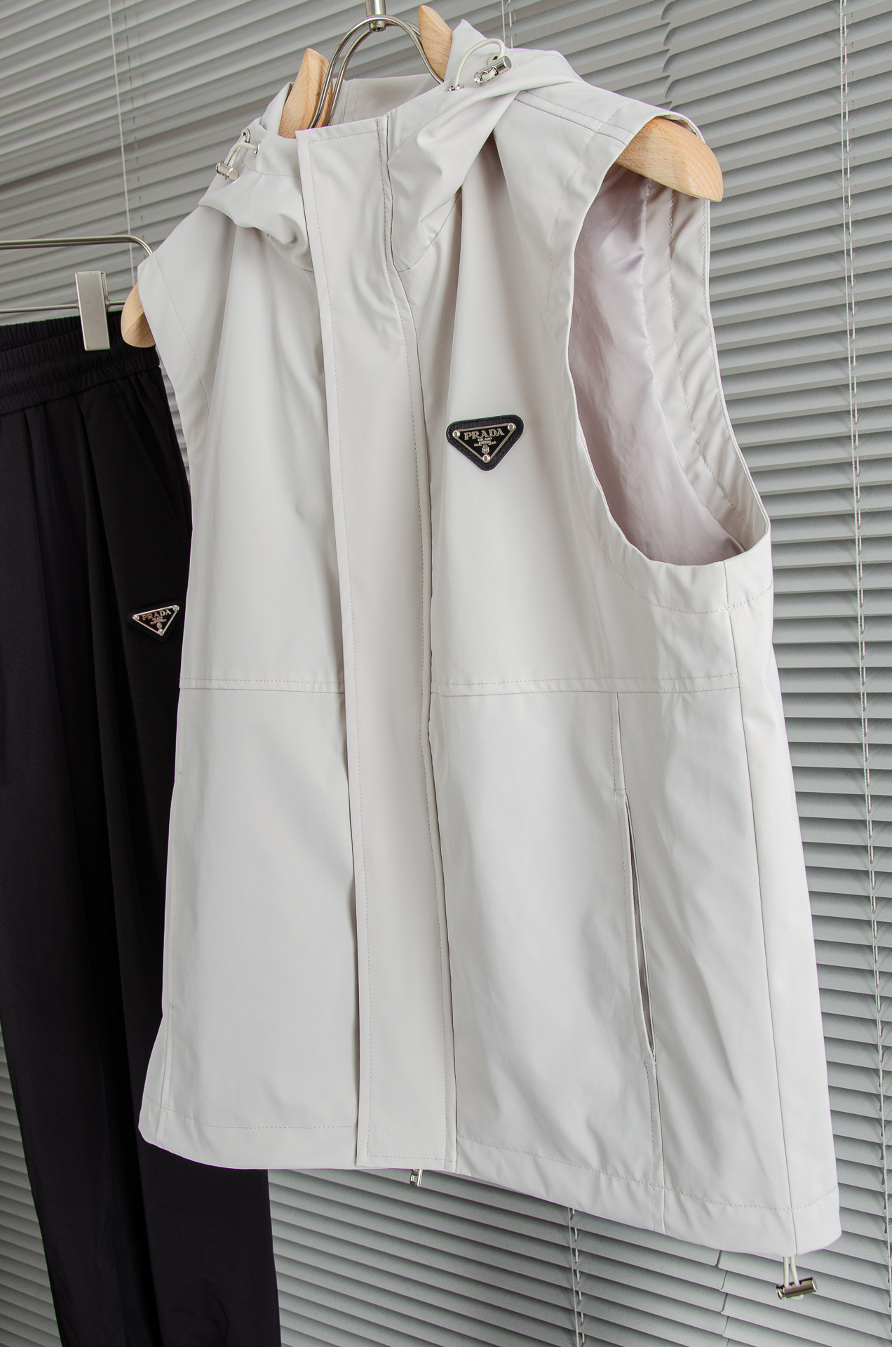 PR#ADA普拉达2026最新连帽设计男士休闲马甲夹克外套#上身十分的舒适，质感超级的细腻且柔软。色彩鲜