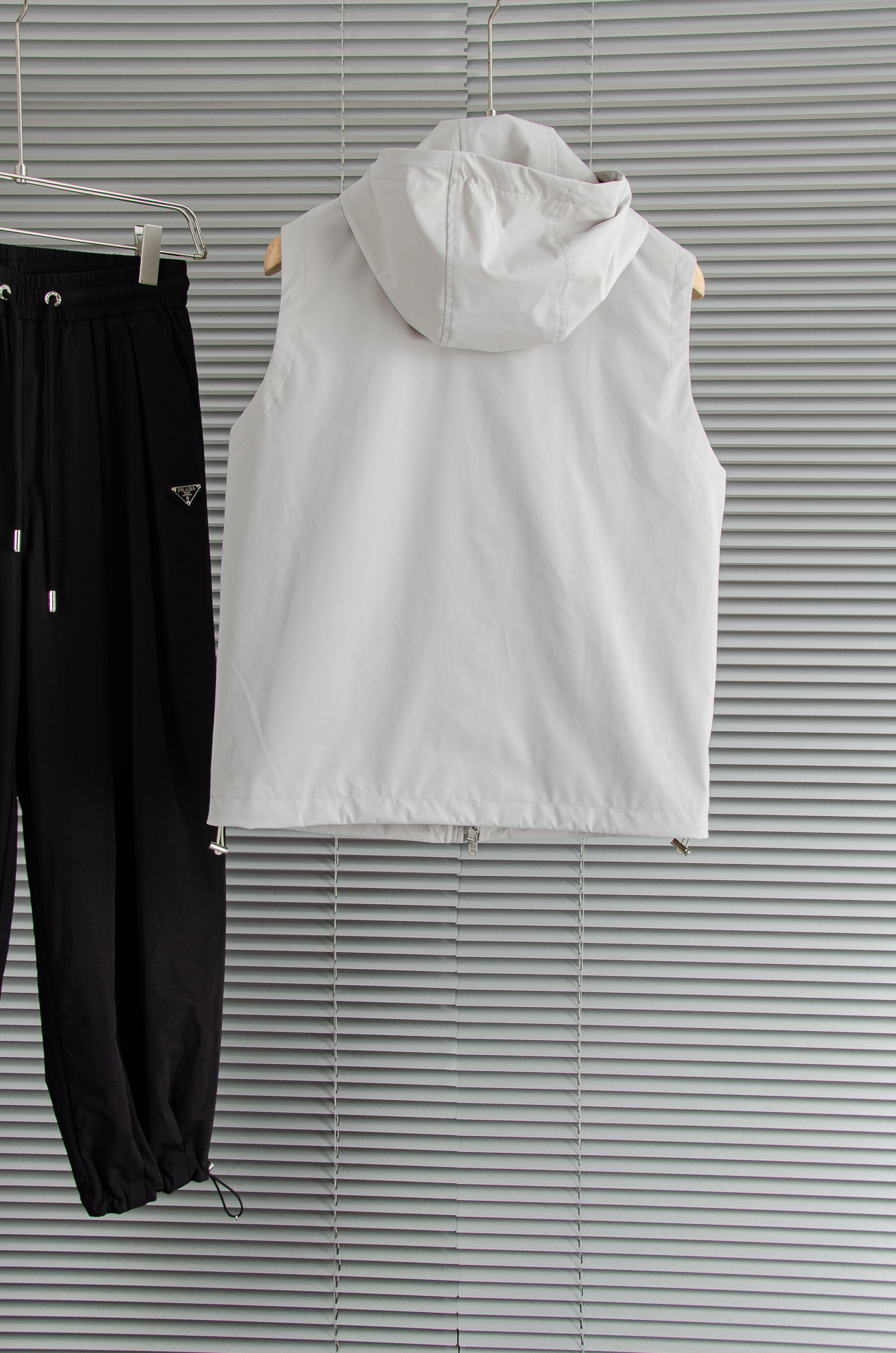 PR#ADA普拉达2026最新连帽设计男士休闲马甲夹克外套#上身十分的舒适，质感超级的细腻且柔软。色彩鲜