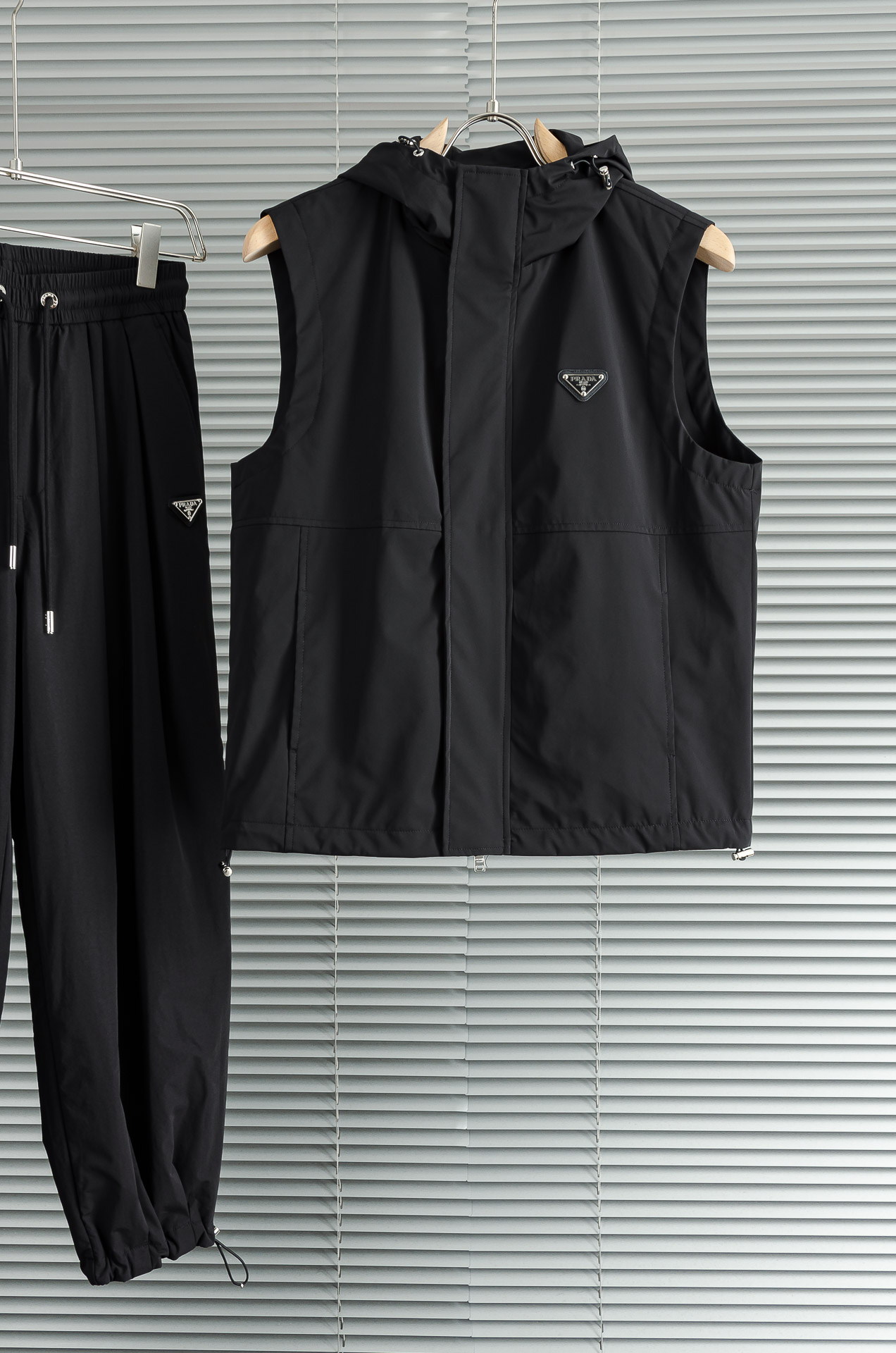 NO:597823,New # PR #ADA Prada 2025FW Autumn and Winter latest hooded design men's casual vest jacket # The upper body is very comfortable, the texture is super delicate and soft. The color is bright and glossy. It has excellent long-term wear and is not easy to deform, is washable and durable, and is not easy to pilling. The fabric feels skin-friendly, has strong breathability and moisture absorption performance, and the upper body feels comfortable and pleasant, giving you the ultimate skin-friendly wearing experience!  It is both comfortable and handsome. The version configuration is also made of a relatively fashionable slightly loose version. The hooded cut is matched with a zipper fly to put on and take off, making it more free and easy. The exclusive customized zipper piece embodies the elegant temperament from the details. The style is naturally quite outstanding and can be perfectly controlled for leisure and sports. This is the charm of this basic item!  !  It has pushed this model to the extreme. The minimalist style structure is grand, natural, and highly recognizable. The upper body will never go wrong, and the matching performance is beyond doubt. Moreover, this regular model and high-quality requirements can better represent your understanding of an attitude, and it is also a kind of self-consciousness about fashion.  I show it. Whether it is paired with casual or formal wear, it is your perfect choice, making you the focus of the fashion world. It makes the classic and easy-to-wear vest more avant-garde and high-street, standing out from passers-by, showing new creative energy, and the eclectic tailoring reshapes the novel high-street casual style!  Size M-3XL,,prada,jackets & coats,jackets & coats,hats,alexander wang19860909New# PR#ADA普拉达2025FW 秋冬最新连帽设计男士休闲马甲夹克外套#上身十分的舒适,质感超级的细腻且柔软.色彩鲜艳,光泽度十足.具有出色的久穿不易变形、耐水洗耐磨耐穿、不易起球,面料触感亲肤,拥有极强的透气吸湿性能,上身体感舒适宜人,给你带来极致亲肤的穿着感受！既舒适又帅气. 版型配置也是比较时尚的微宽松版型打造,连帽裁剪搭配拉链门襟穿脱方式,更加的洒脱自在,独家定制的拉链片,从细节体现高雅的气质,风格自然相当的出色到位,休闲运动都可以完美的驾驭,这也是这种基础单品的魅力所在！！更是将此款推向了极致,极简的风格构造,大气,自然,辨识度高,上身绝对不会出错,搭配性能更是毫无疑问,并且这种常规款,高品质的要求更能代表你对于一个态度的认知,也是一种对于时尚的自我彰显.无论是搭配休闲款还是正式穿搭,它都是您的完美选择,让您成为时尚界的焦点.让经典好穿款马甲更加前卫而高街,路人中脱颖而出呈现崭新创意能量,剪裁不拘一格重塑新颖的高街休闲风！ 尺码M-3XL,,prada,jackets & coats,jackets & coats,hats,alexander wang,Men's clothing