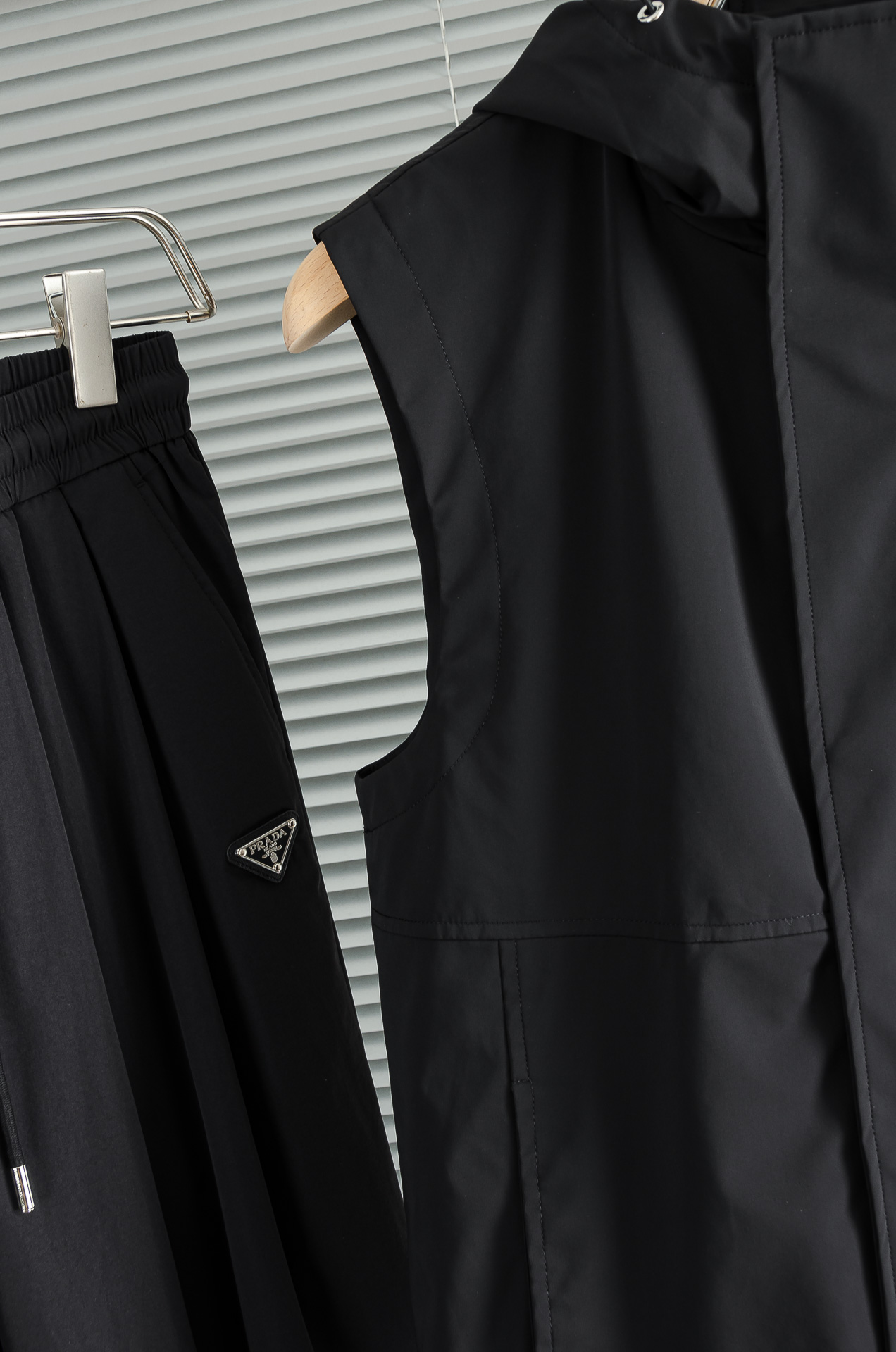 PR#ADA普拉达2026最新连帽设计男士休闲马甲夹克外套#上身十分的舒适，质感超级的细腻且柔软。色彩鲜