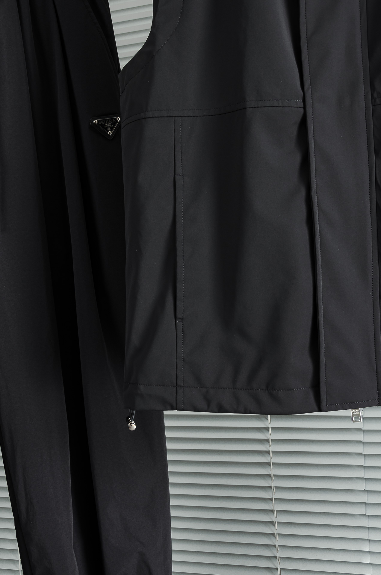 PR#ADA普拉达2026最新连帽设计男士休闲马甲夹克外套#上身十分的舒适，质感超级的细腻且柔软。色彩鲜