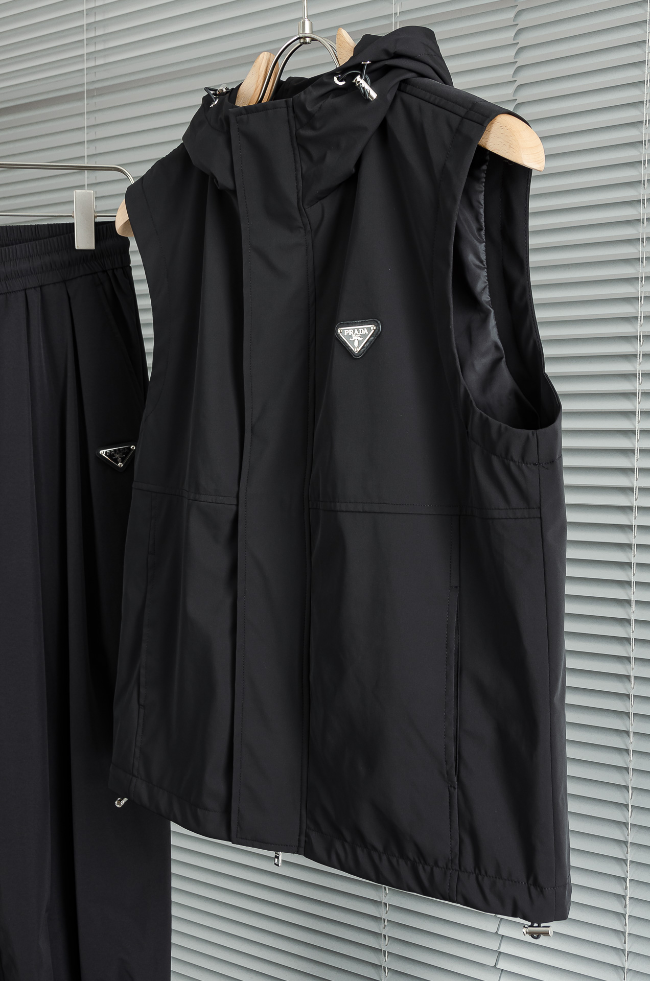 PR#ADA普拉达2026最新连帽设计男士休闲马甲夹克外套#上身十分的舒适，质感超级的细腻且柔软。色彩鲜