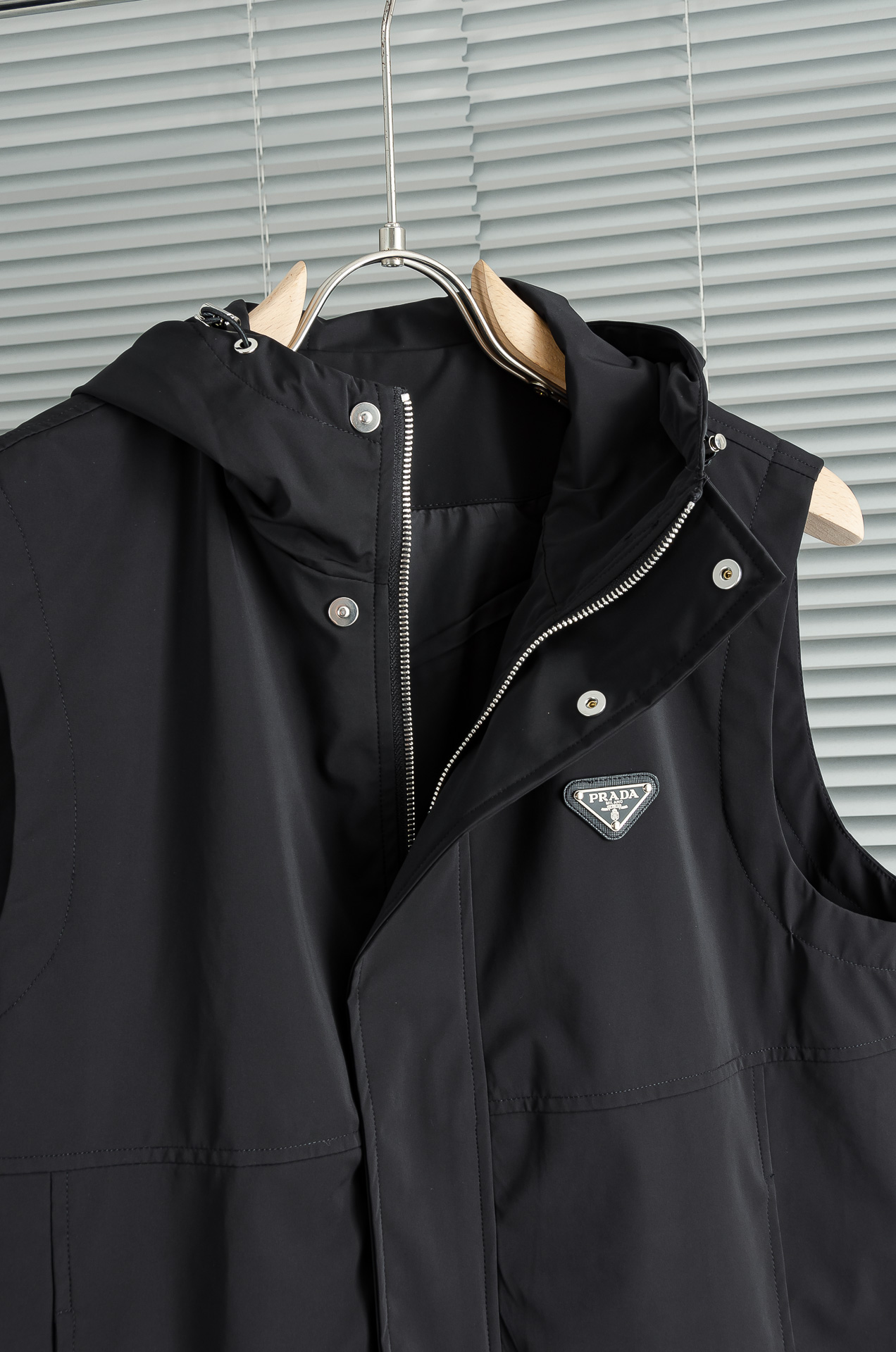 PR#ADA普拉达2026最新连帽设计男士休闲马甲夹克外套#上身十分的舒适，质感超级的细腻且柔软。色彩鲜