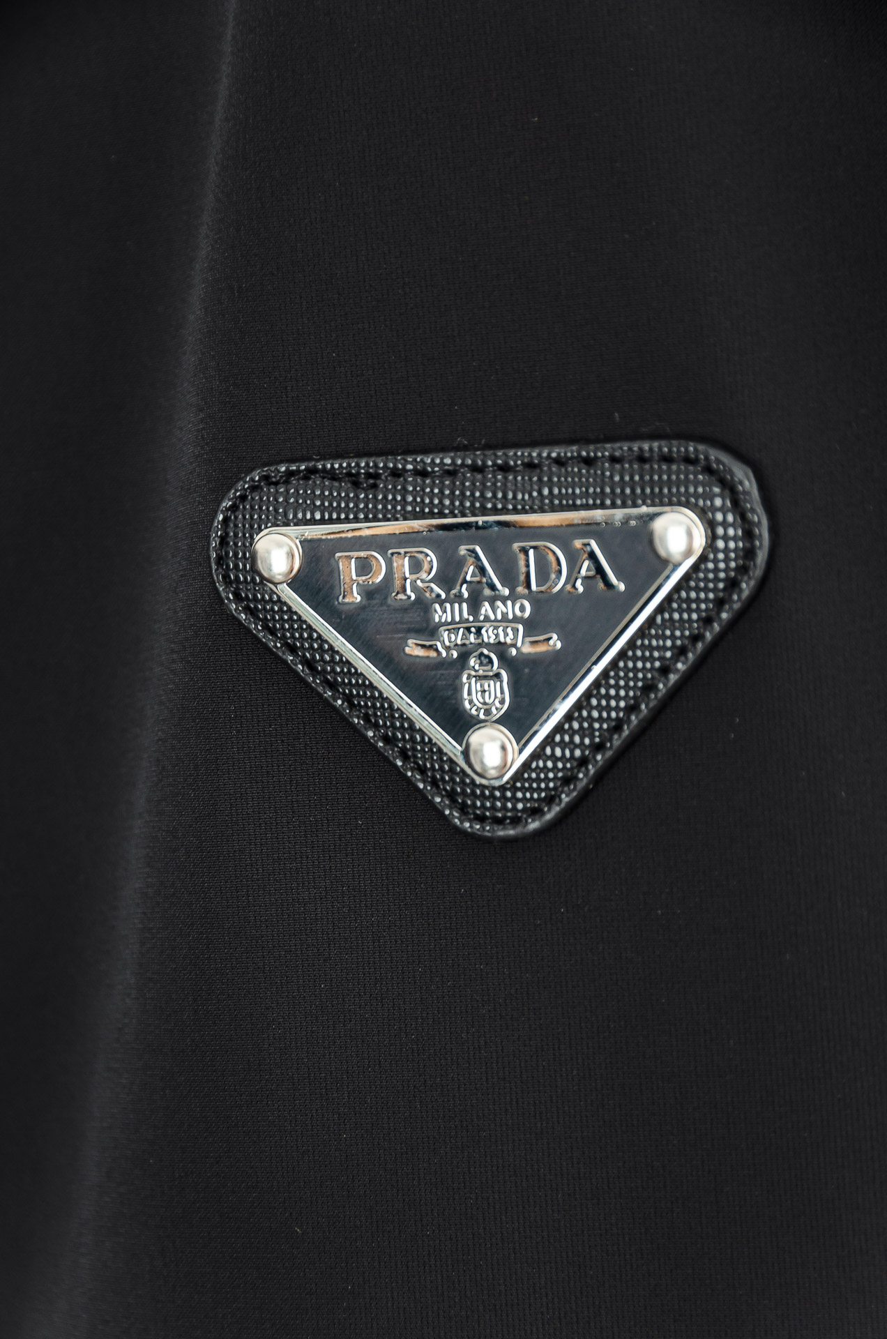 PR#ADA普拉达2026最新连帽设计男士休闲马甲夹克外套#上身十分的舒适，质感超级的细腻且柔软。色彩鲜