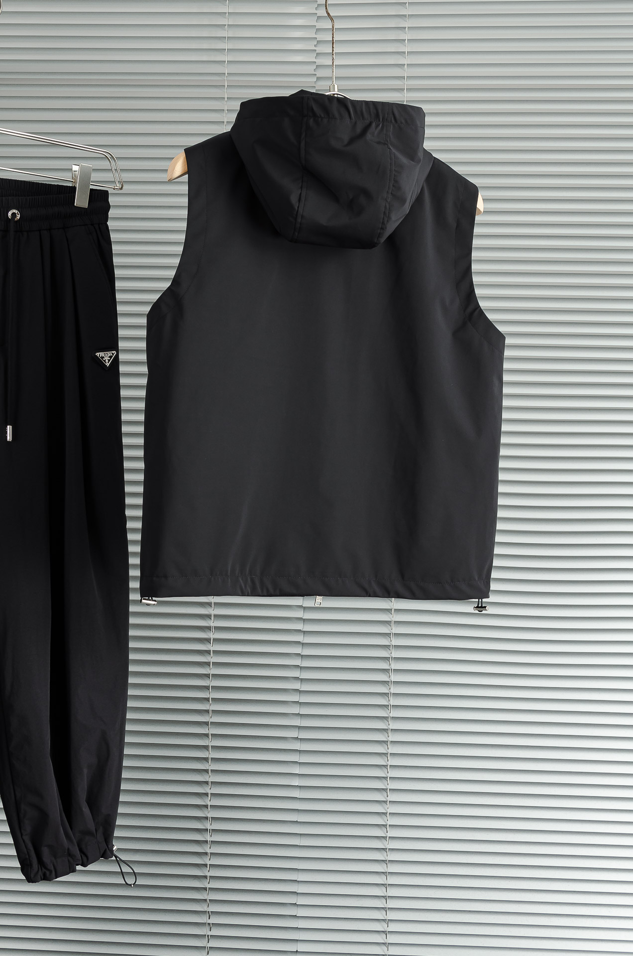 PR#ADA普拉达2026最新连帽设计男士休闲马甲夹克外套#上身十分的舒适，质感超级的细腻且柔软。色彩鲜