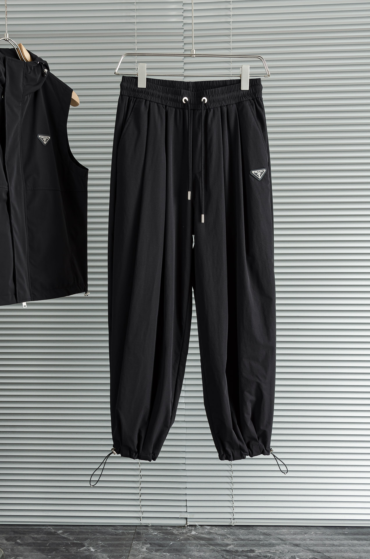 NO:597830,New# PR*DA 25FW new style for autumn and winter# Cold-proof functional thickened cotton trousers# Classic single-color trousers are on sale at the counter, windproof, rain-proof and snow-proof, comfortable and warm. Straight shrink-cut trousers, minimalist design, sporty and fashionable while not afraid of the cold in autumn and winter. Color black, size M-XXXL,, alexander wang19860909New#  普*达 PR*DA 25FW秋冬新款# 防寒机能加厚棉裤# 经典单色长裤柜台在售,防风防雨雪,舒适保暖.直筒收缩脚口裤型,极简设计,运动时尚的同时无惧秋冬严寒. 颜色黑色 尺码M-XXXL,,alexander wang,Men's clothing