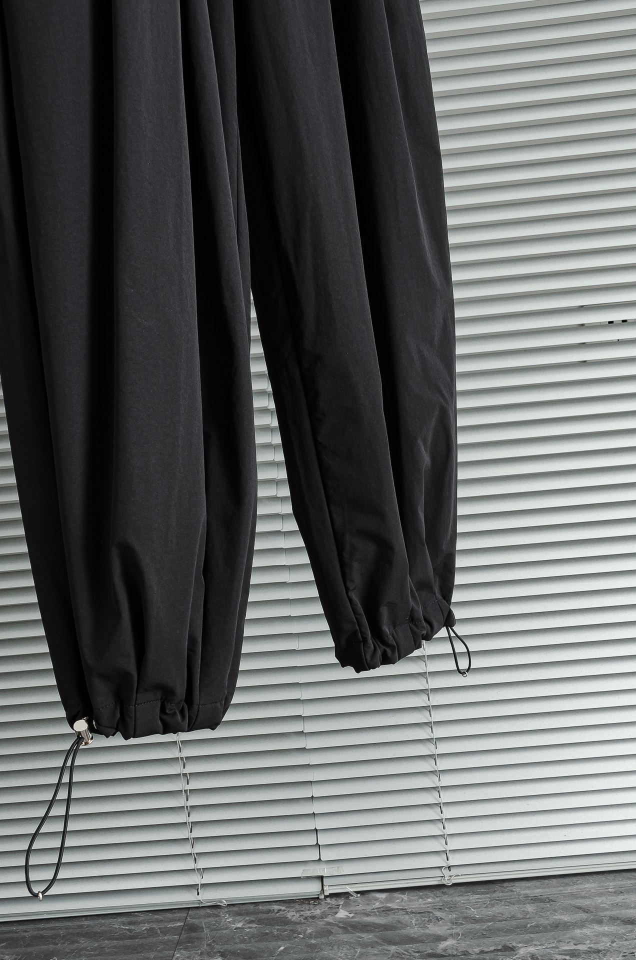 普*达 PR*DA 25FW秋冬新款# 防寒机能加厚棉裤# 经典单色长裤柜台在售，防风防雨雪，舒适保暖。